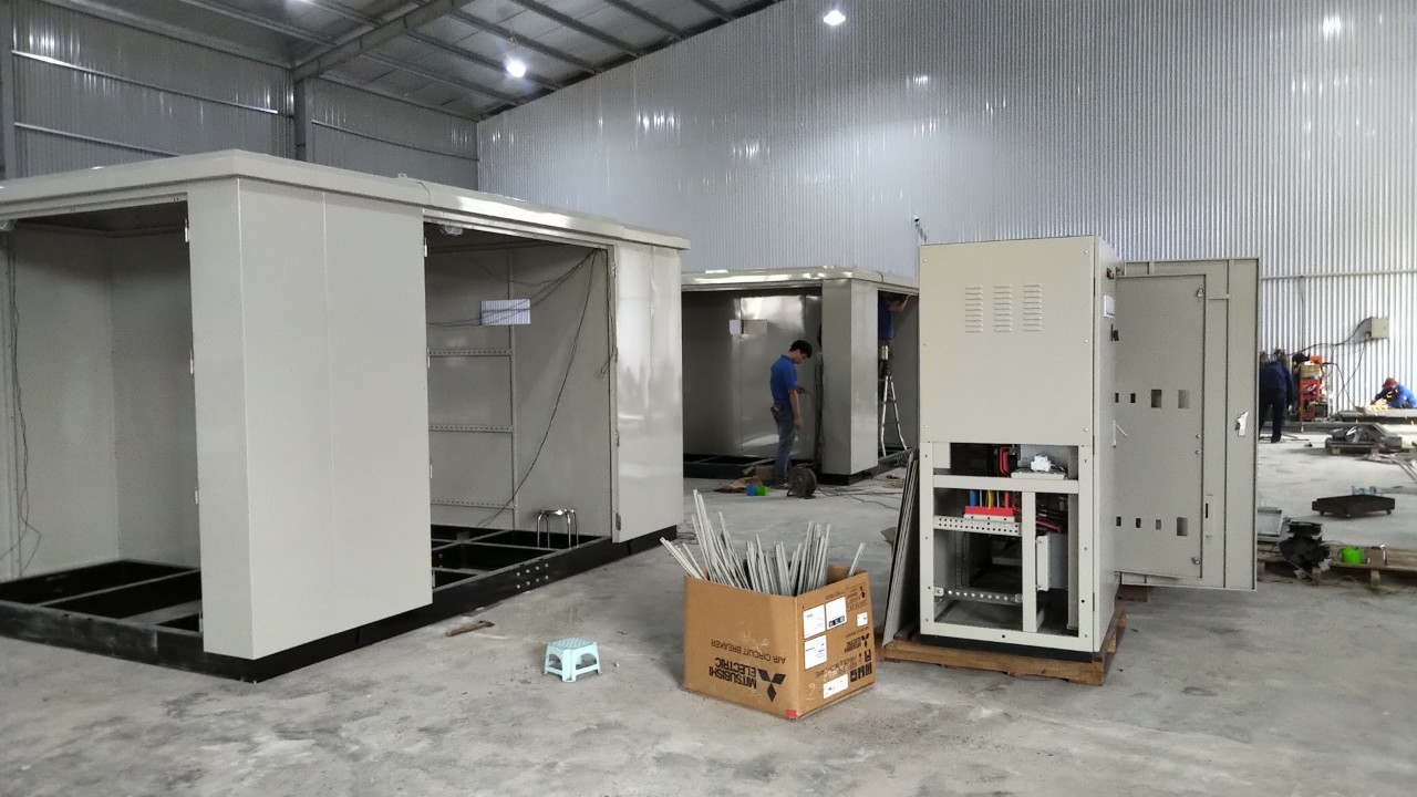 Ảnh tư liệu trong xưởng có nhiều vỏ trạm kiosk và ngăn thiết bị đang chuẩn bị lắp ráp