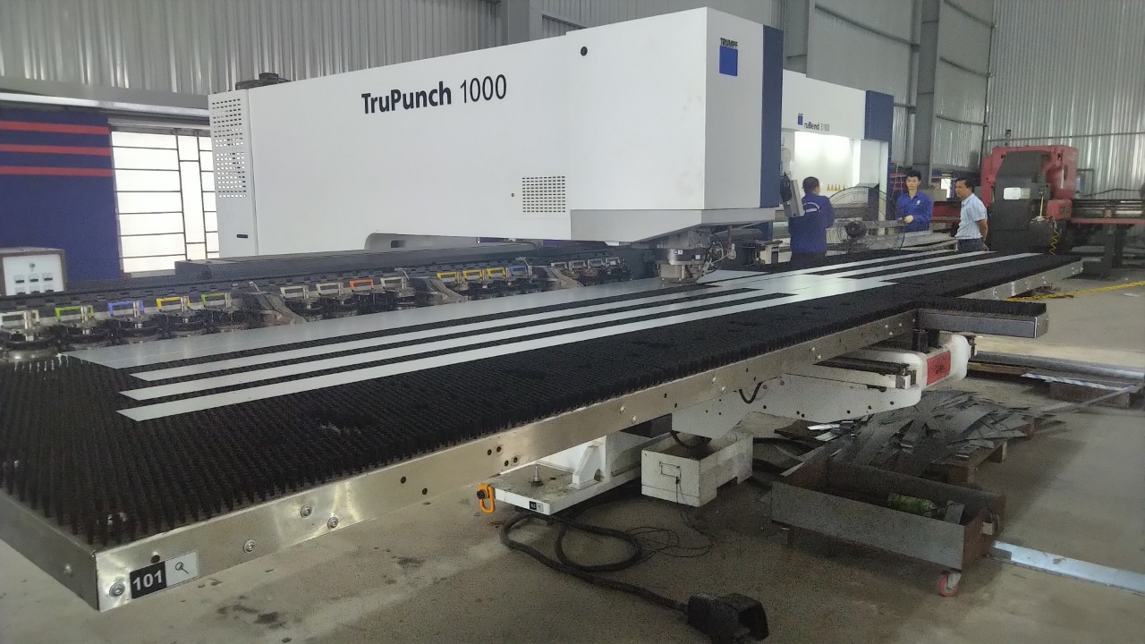 Máy gia công tấm kim loại và bàn vật liệu trong ảnh tư liệu xưởng