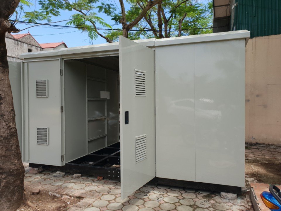 Vỏ trạm mở cửa cho thấy không gian phân khoang