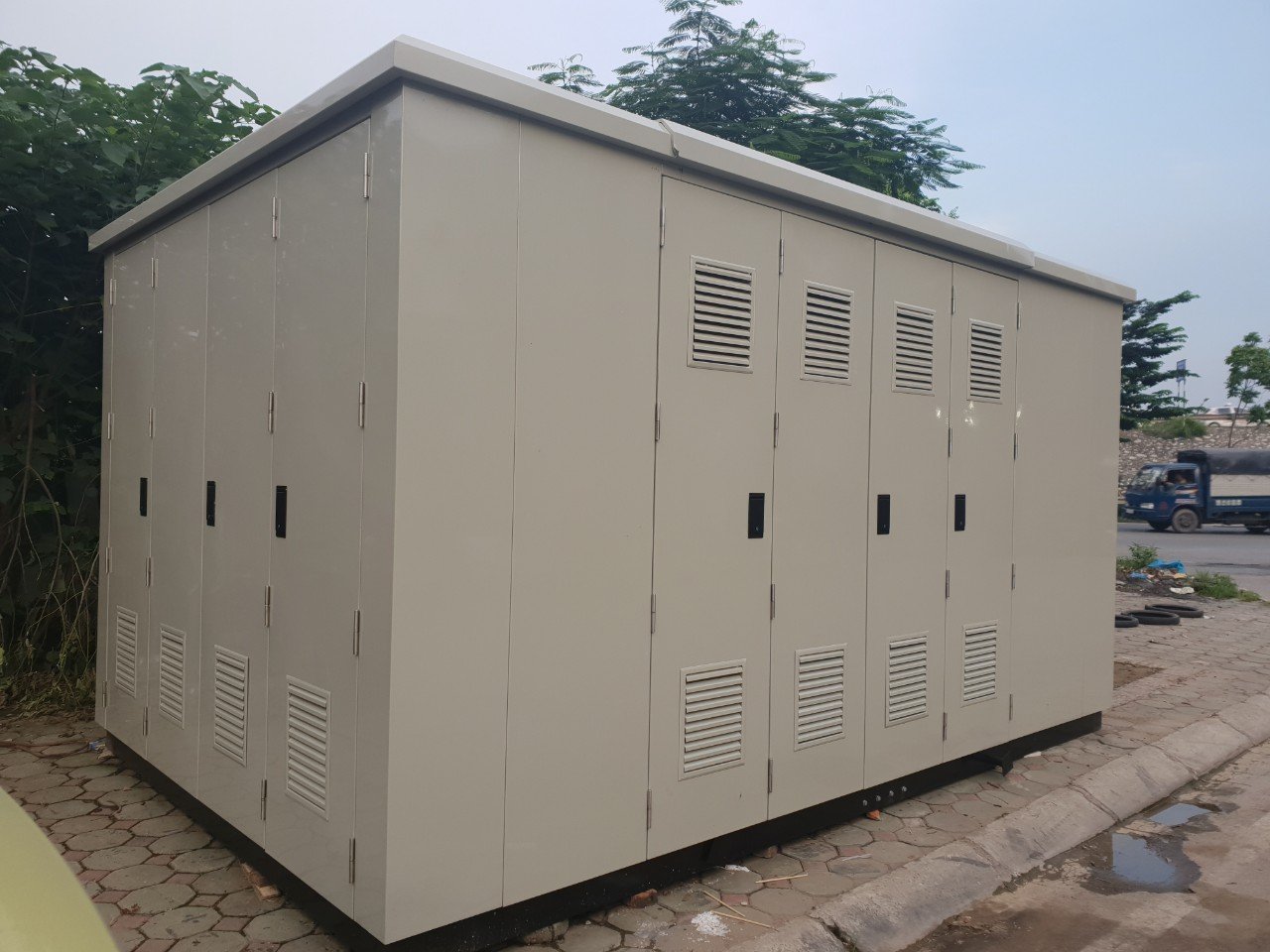 Khung đế, cửa khoang và lưới thông gió của vỏ trạm kiosk
