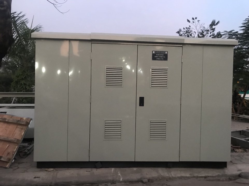 Mặt trước vỏ trạm với cửa khoang và nền tiếp giáp