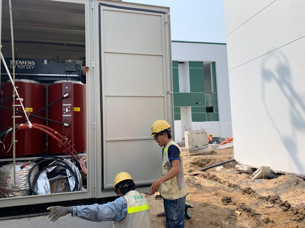 Ngăn máy biến áp khô trong vỏ trạm kios và khu vực thi công phía trước — ảnh tư liệu QuangAnhcons