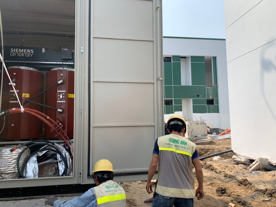 Khoang máy biến áp khô và nhân sự Quang Anh tại công trường; ảnh tư liệu, không xác nhận công suất
