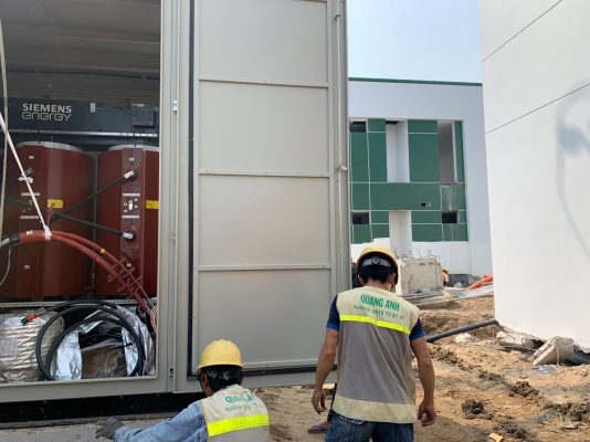 Khoang máy biến áp khô và nhân sự Quang Anh tại công trường; ảnh tư liệu, không xác nhận công suất