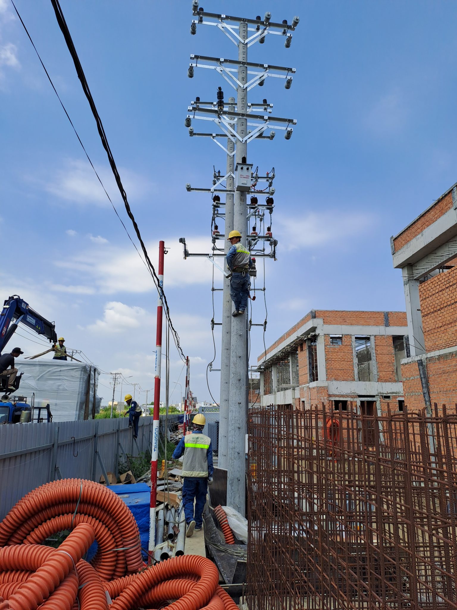Chuyên gia thực hiện công tác bảo dưỡng định kỳ cho máy biến áp.