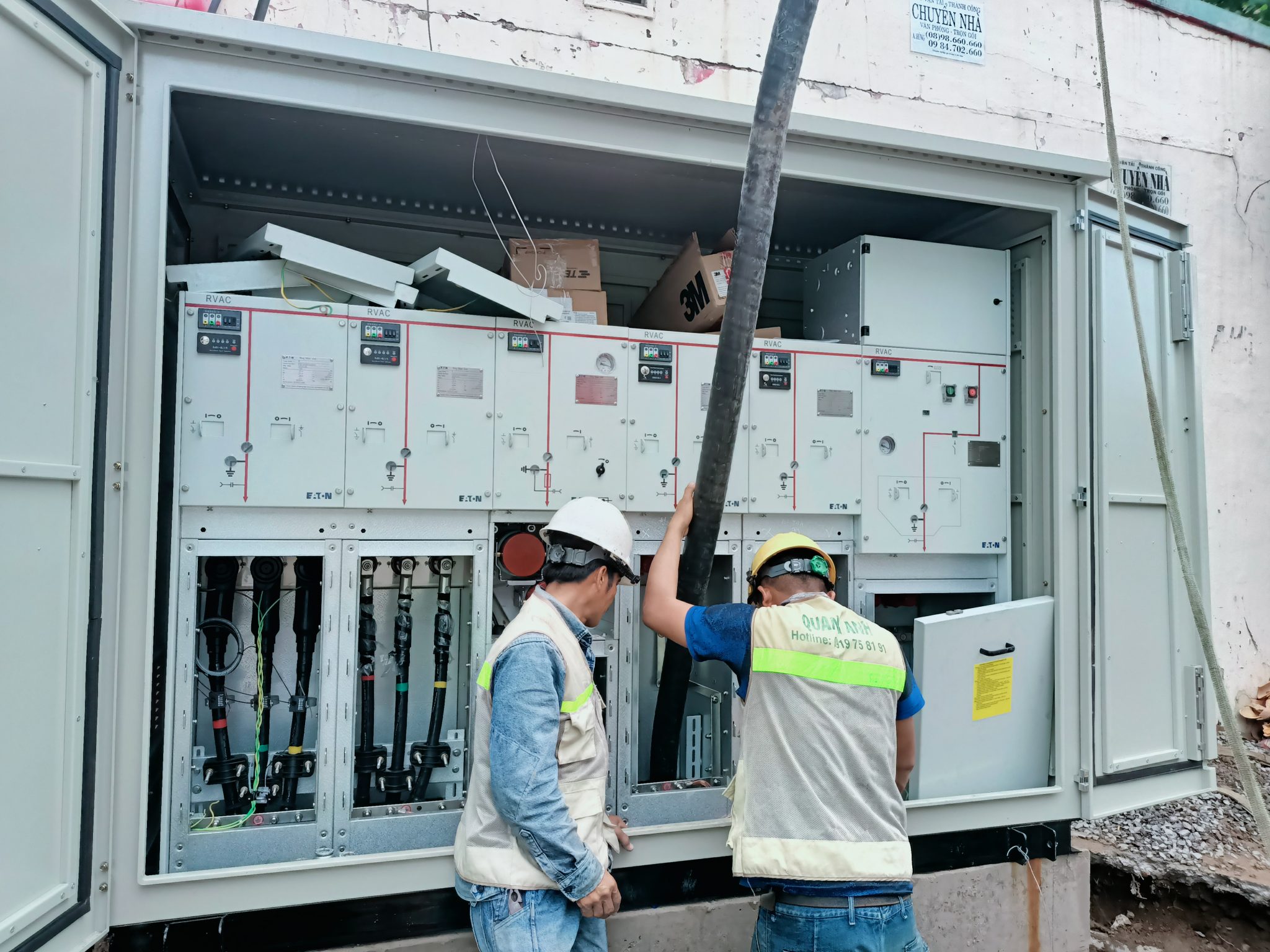 Nhân viên kiểm tra cấu trúc cuộn dây và lõi thép của máy biến áp.