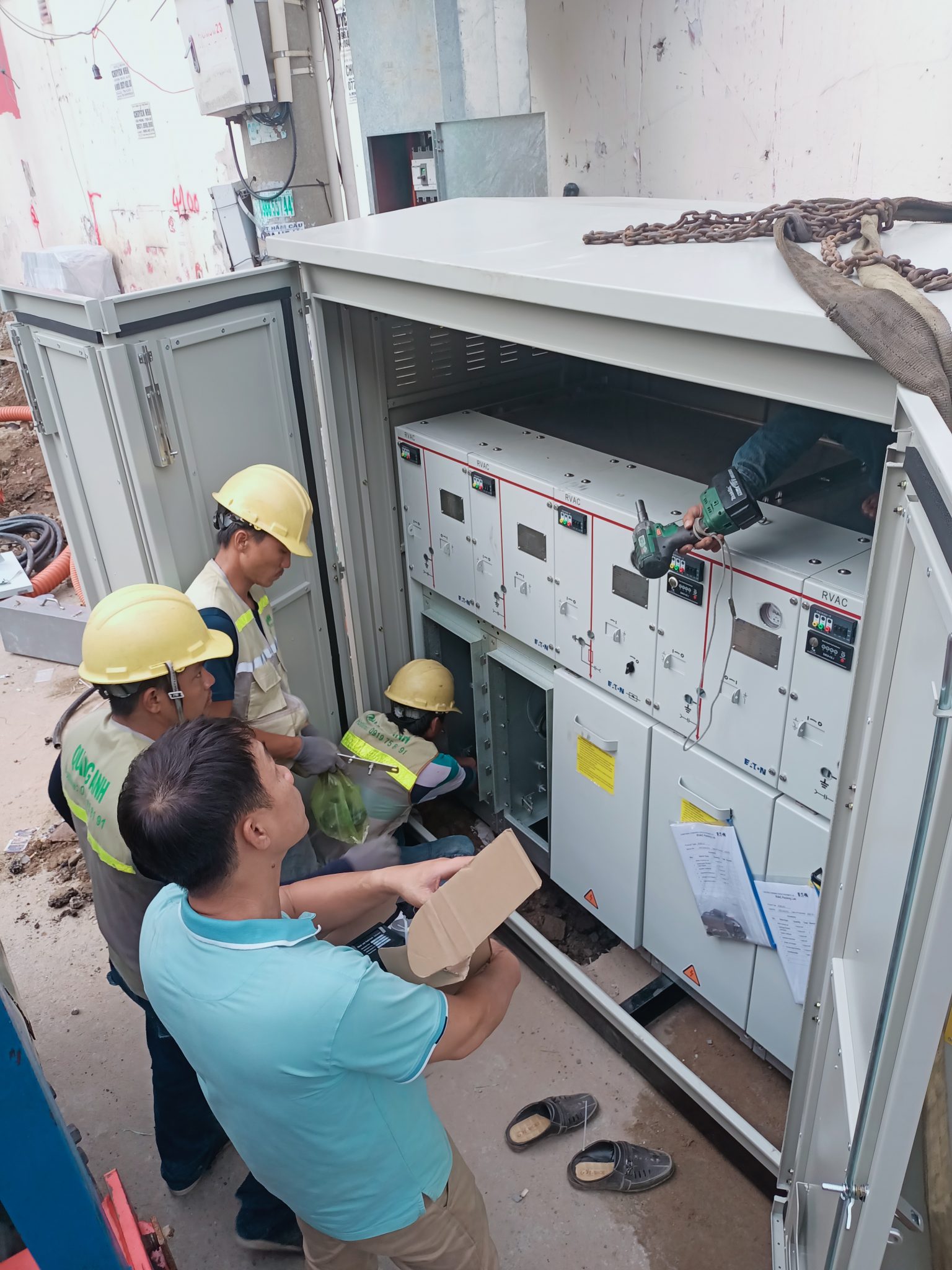 Kỹ sư đang bảo trì máy biến áp với trang bị bảo hộ.