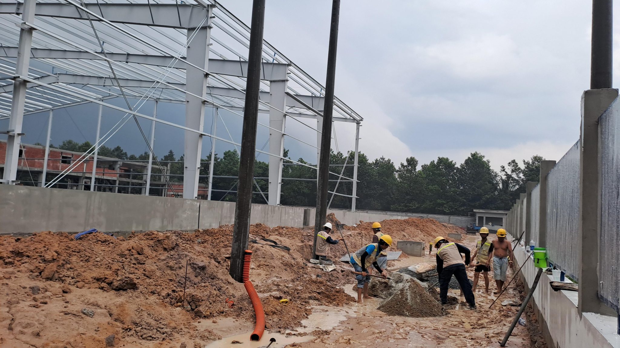 Hệ thống điện ở KCN VSIP 1 gặp tình trạng quá tải, nhân viên xử lý.