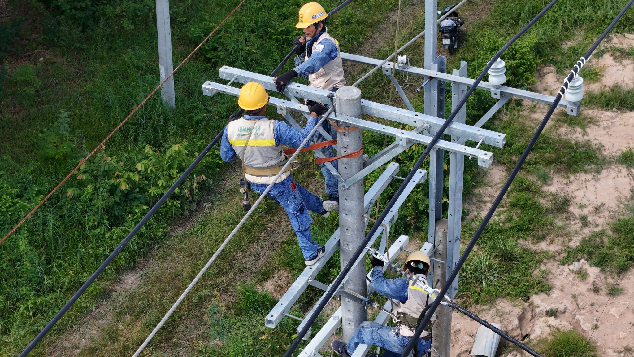 Thiết bị điện phụ trợ tại trạm sạc Thiết bị điện phụ trợ tại trạm sạc