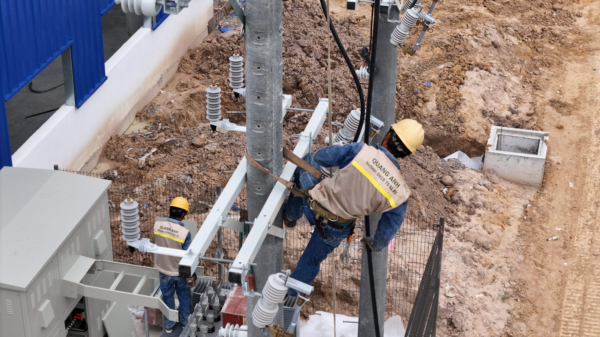 Công nhân xây dựng vị trí trạm điện