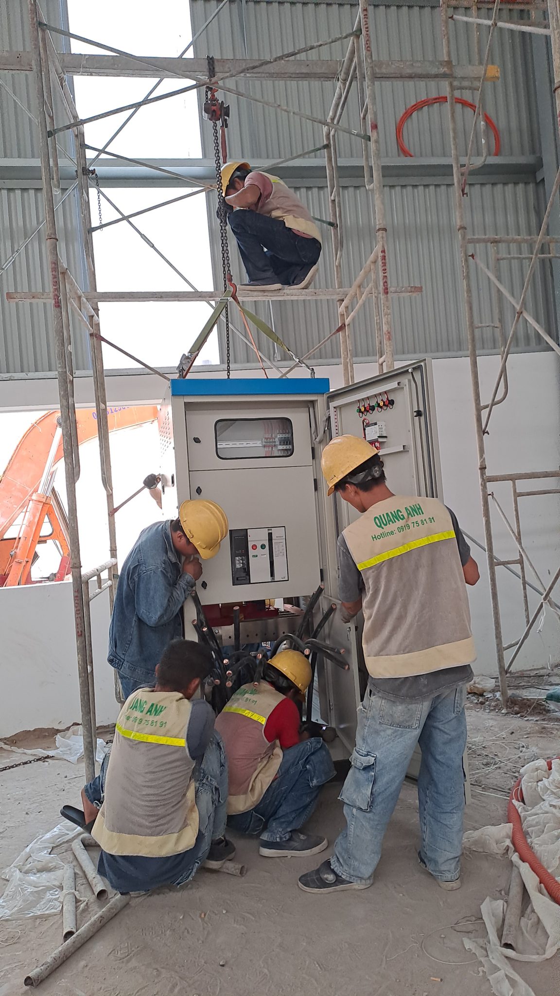 Thi công hệ thống điện nhà máy Công việc lắp đặt hệ thống điện tại nhà máy.