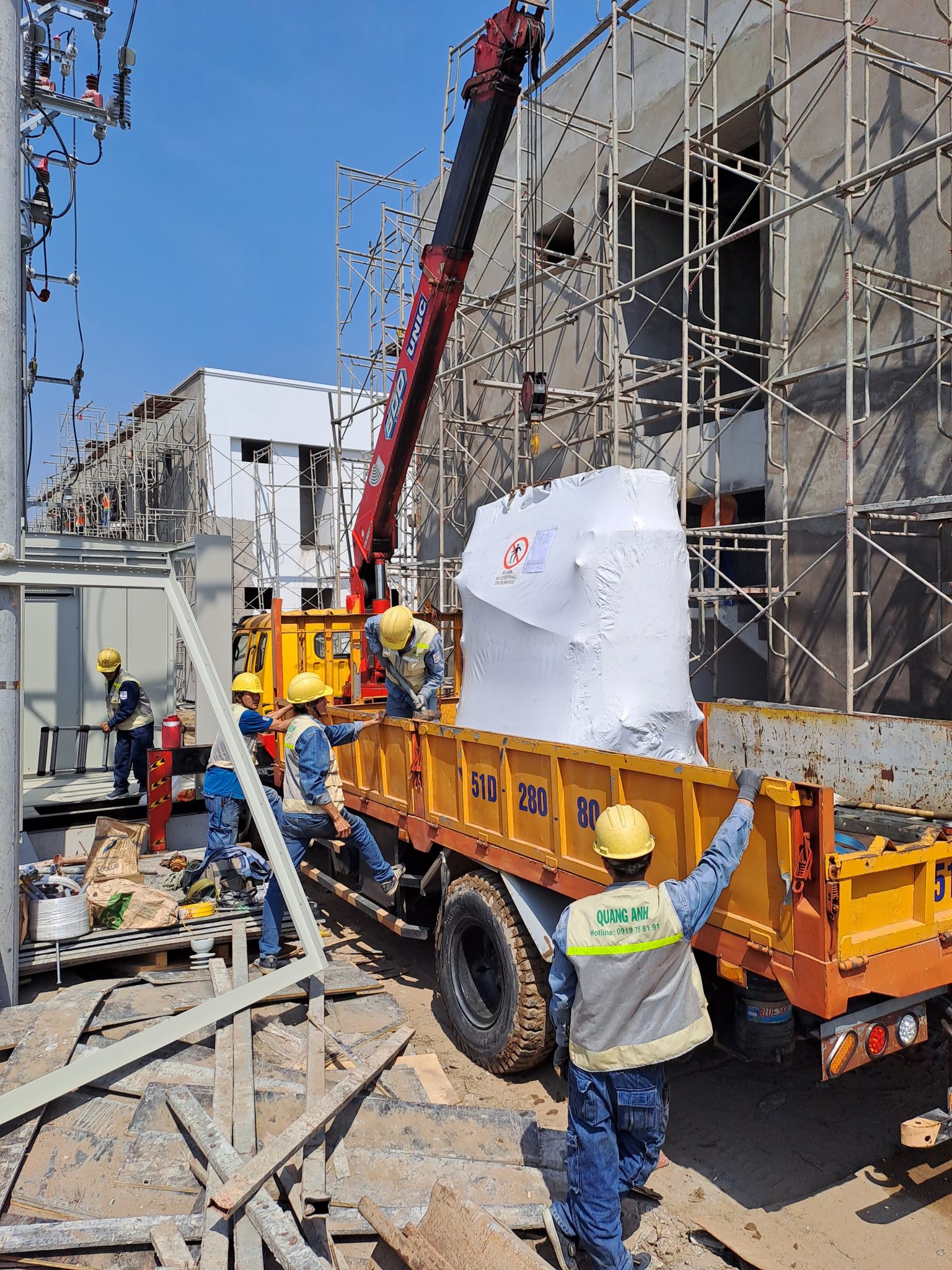Kỹ thuật viên điện lắp đèn treo tường.
