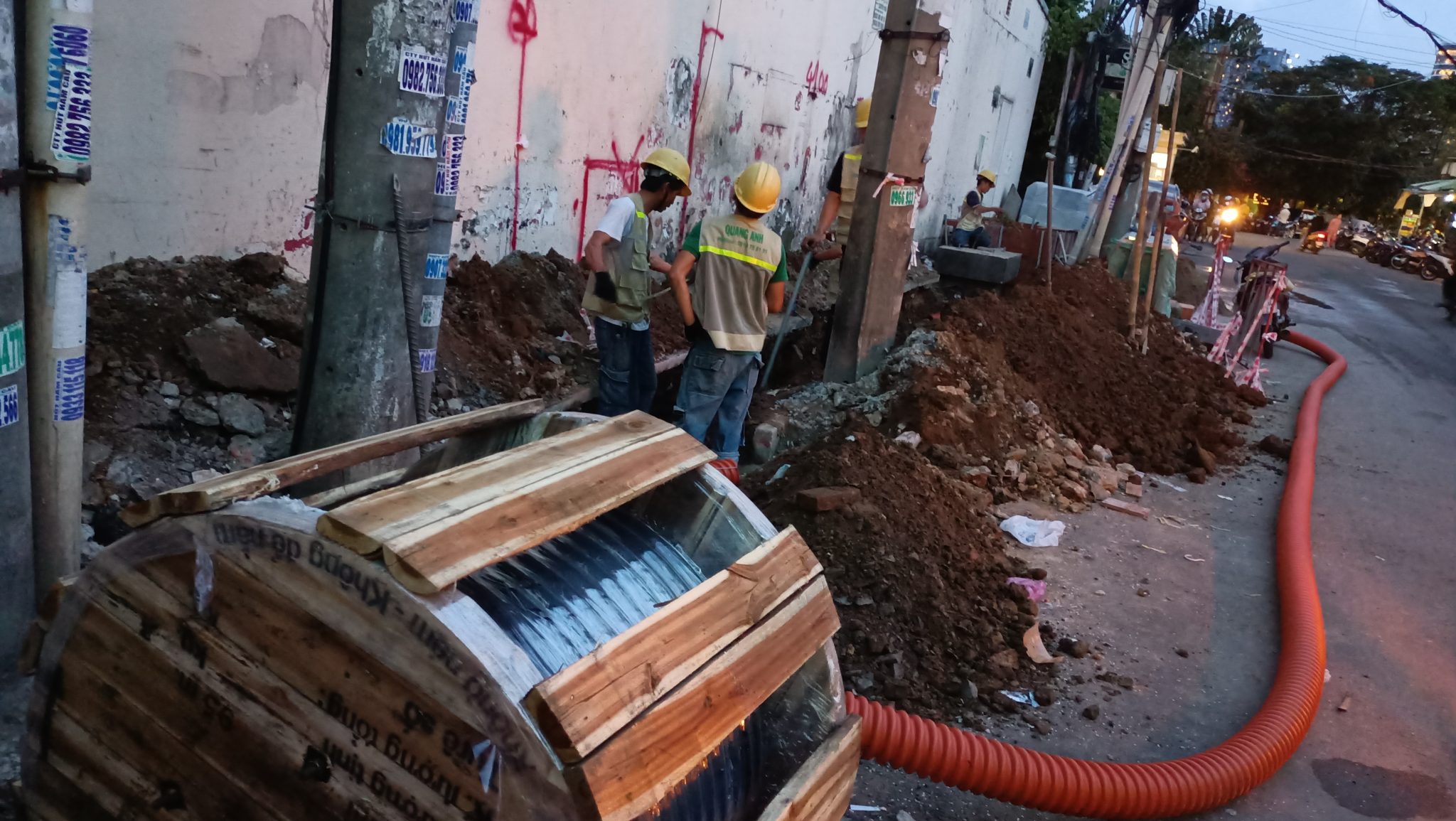 Thực hiện thi công điện công nghiệp Quá trình thi công hệ thống điện công nghiệp trong công trình