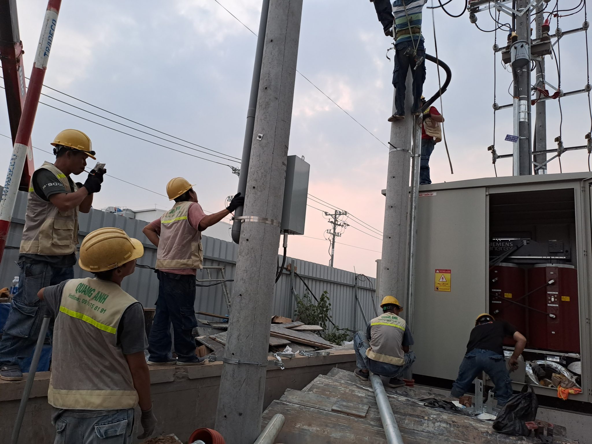 Kỹ sư tại dự án điện công trình.