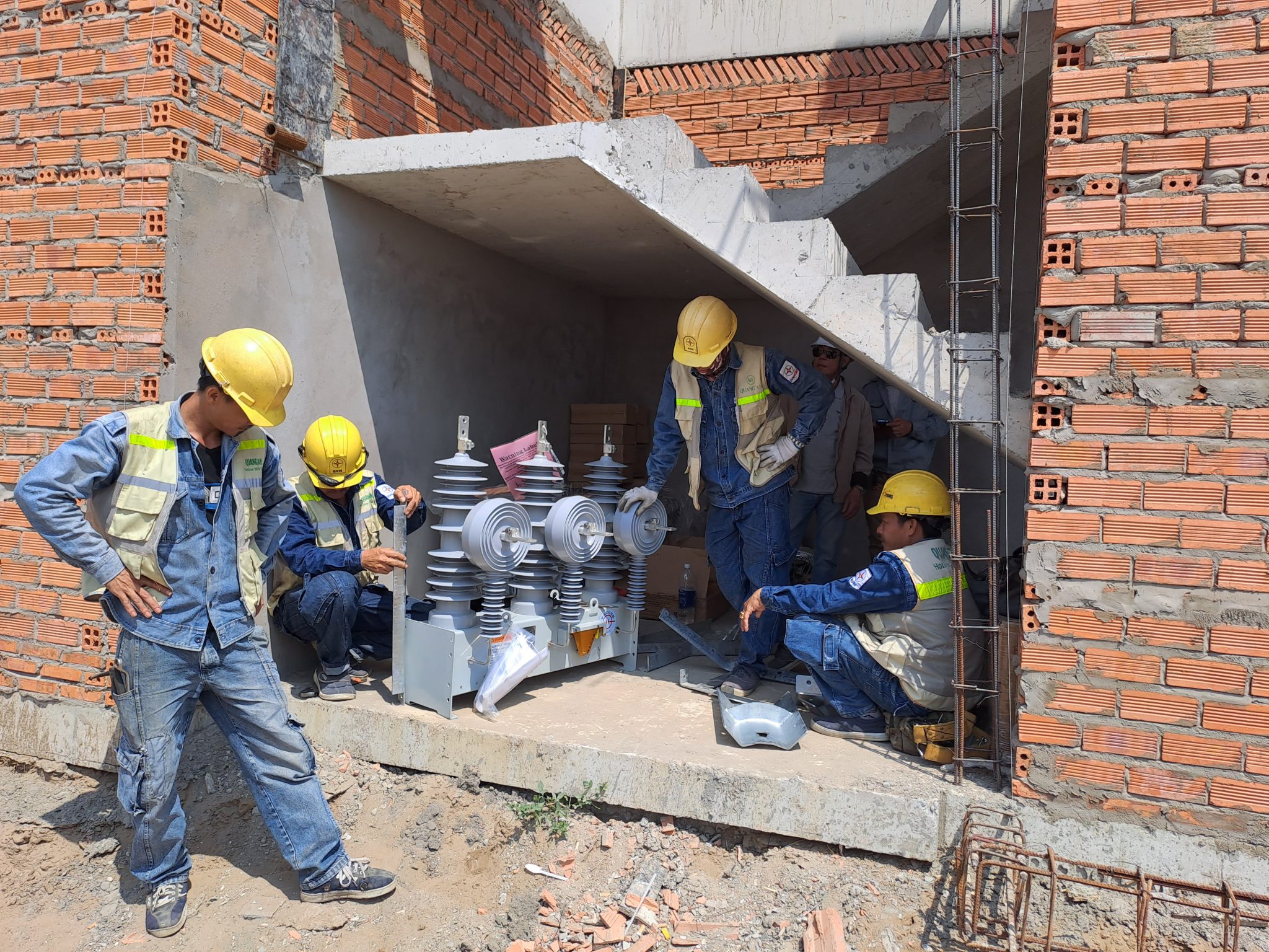 Chi phí vận hành và bảo trì Kỹ sư chuyên nghiệp bảo trì hệ thống điện mặt trời.