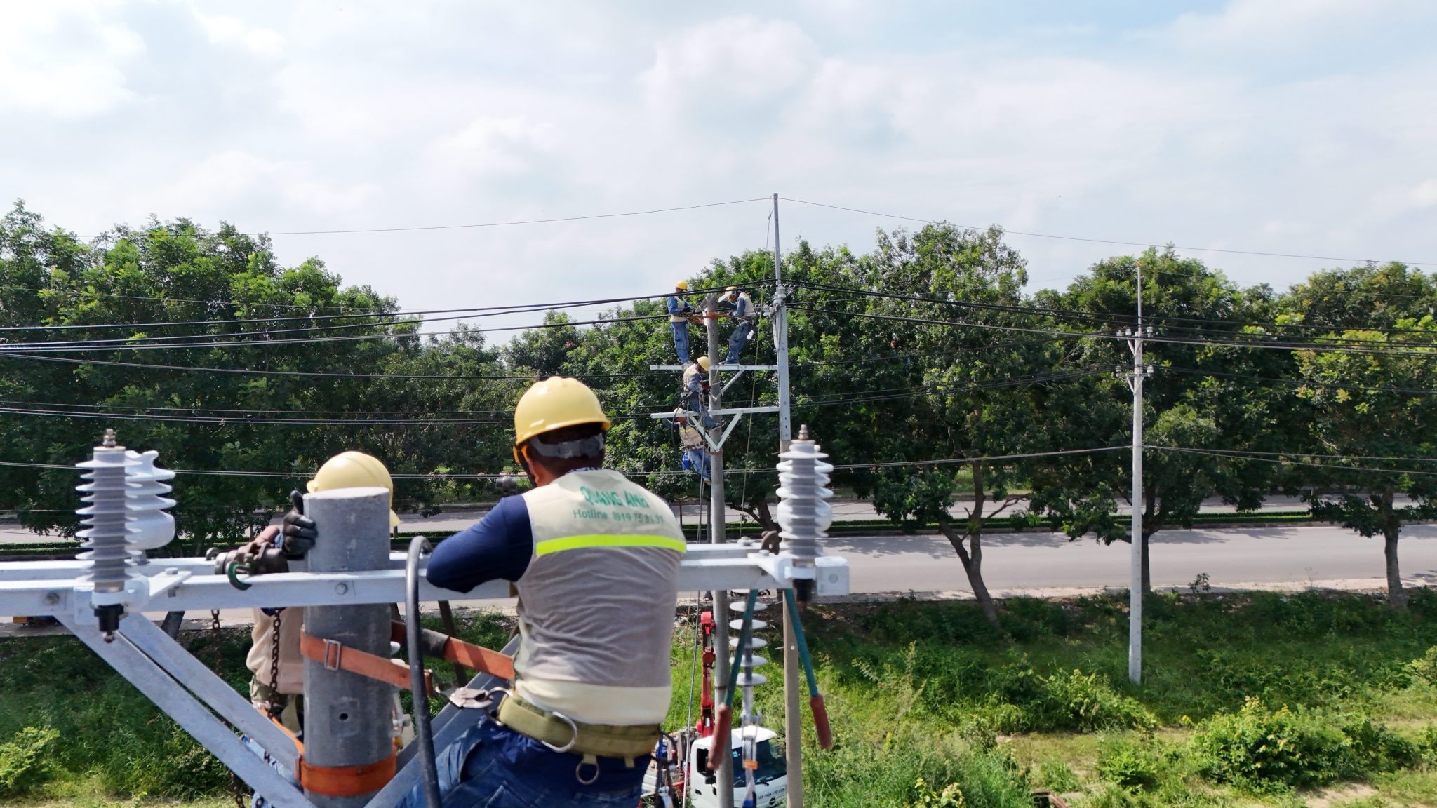 Kỹ thuật viên thực hiện ngắt nguồn và nối đất tạm thời