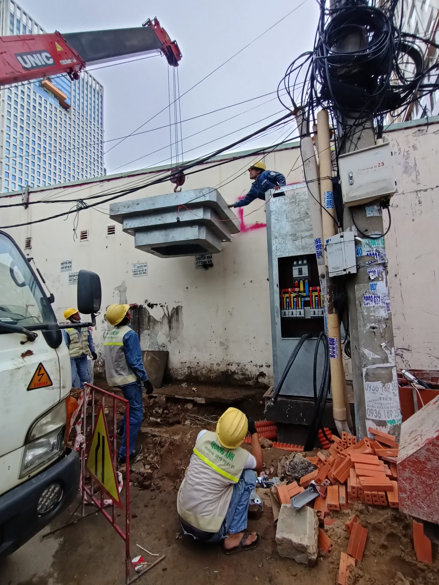 Biểu đồ giá điện mặt trời tại Việt Nam theo khu vực và loại hình nhà máy vào năm 2025