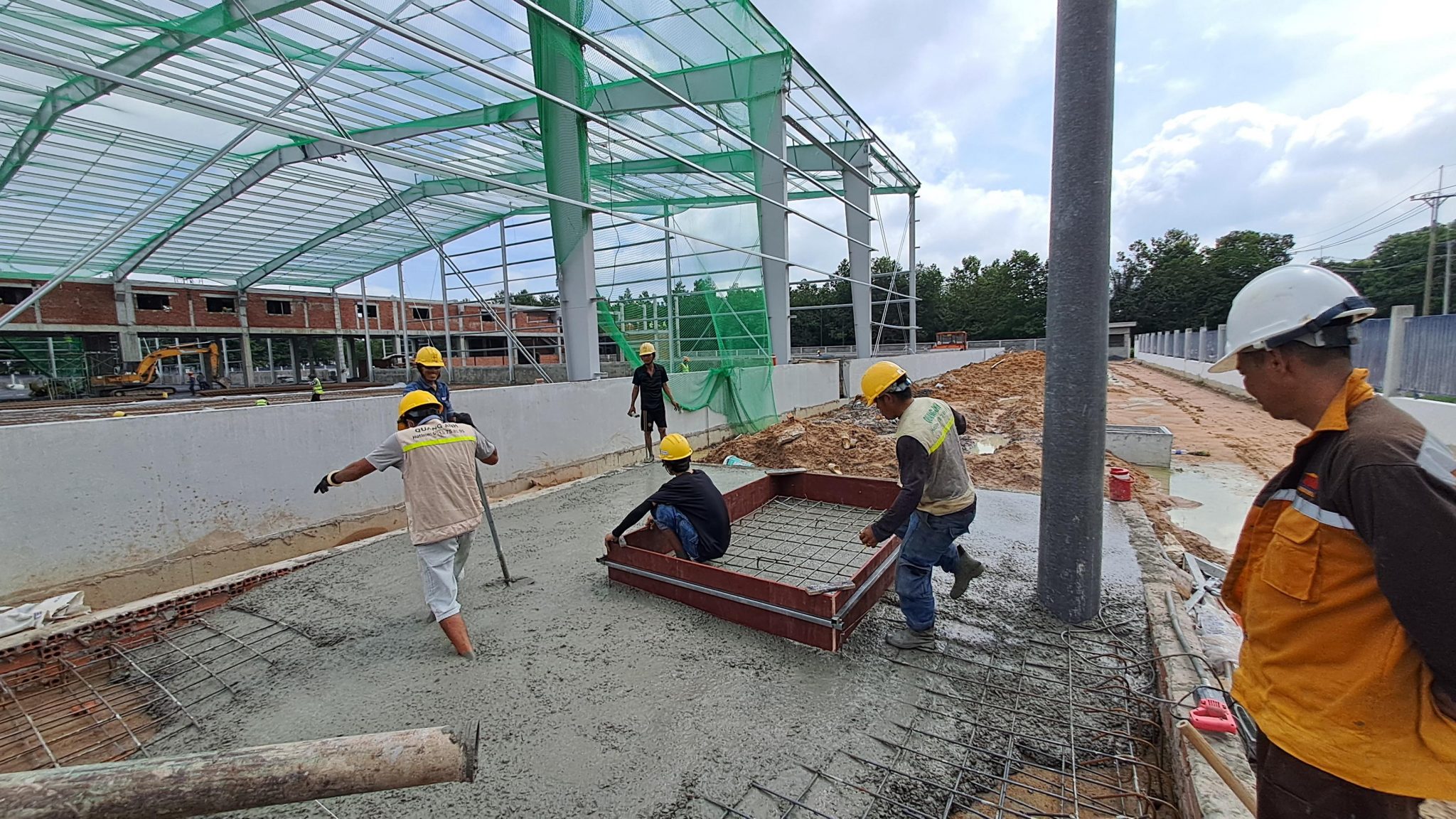 Bảo trì máy biến áp dầu và khô Kỹ thuật viên kiểm tra bảo trì máy biến áp dầu và máy biến áp khô