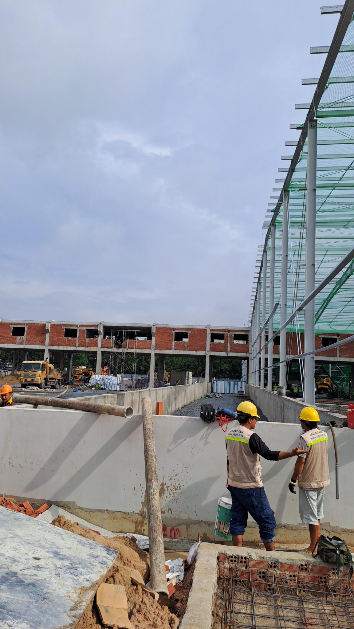 Buổi họp khách hàng với kỹ sư tại công trình Cuộc họp cùng khách hàng tại công trường diễn ra với kỹ sư QuangAnhcons.