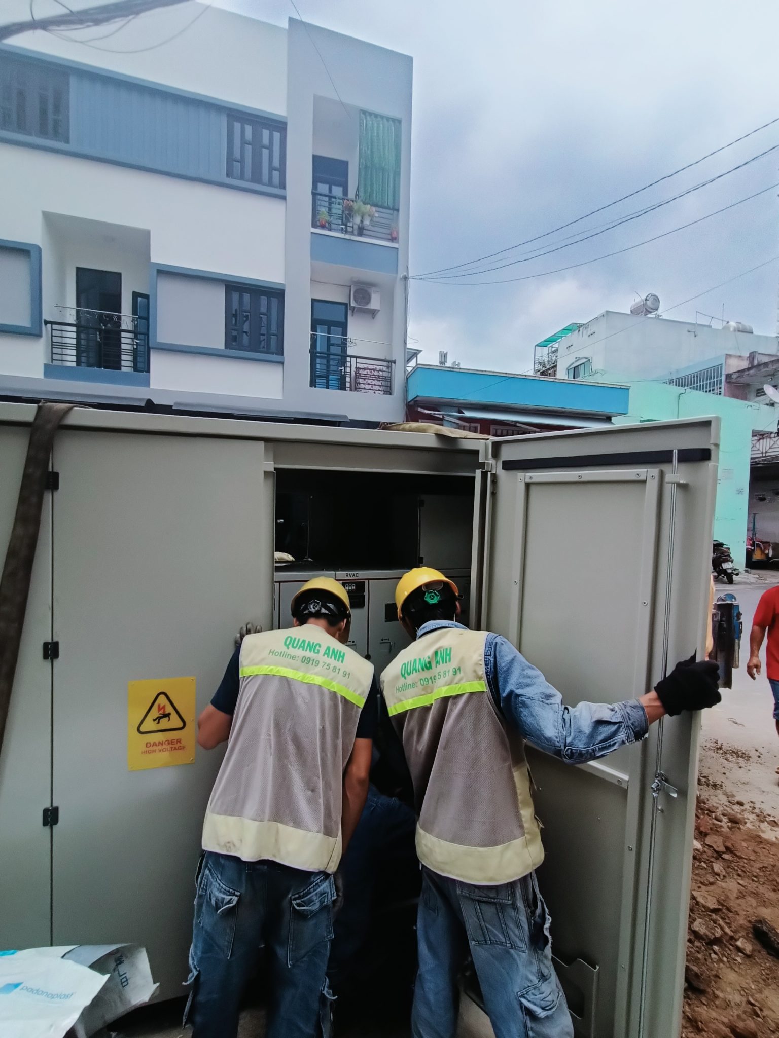 Trạm biến áp thuộc QuangAnhcons Trang bị hiện đại tại trạm biến áp đang thi công của QuangAnhcons.