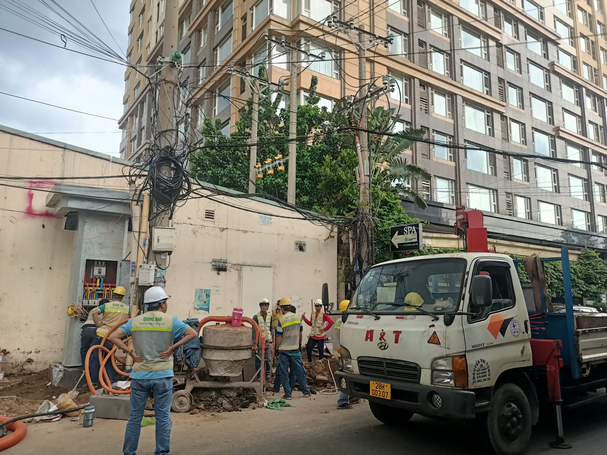 Nhân sự kỹ sư QuangAnhcons Nhân viên kỹ sư QuangAnhcons đang tiến hành công việc trên đường truyền điện cao thế.