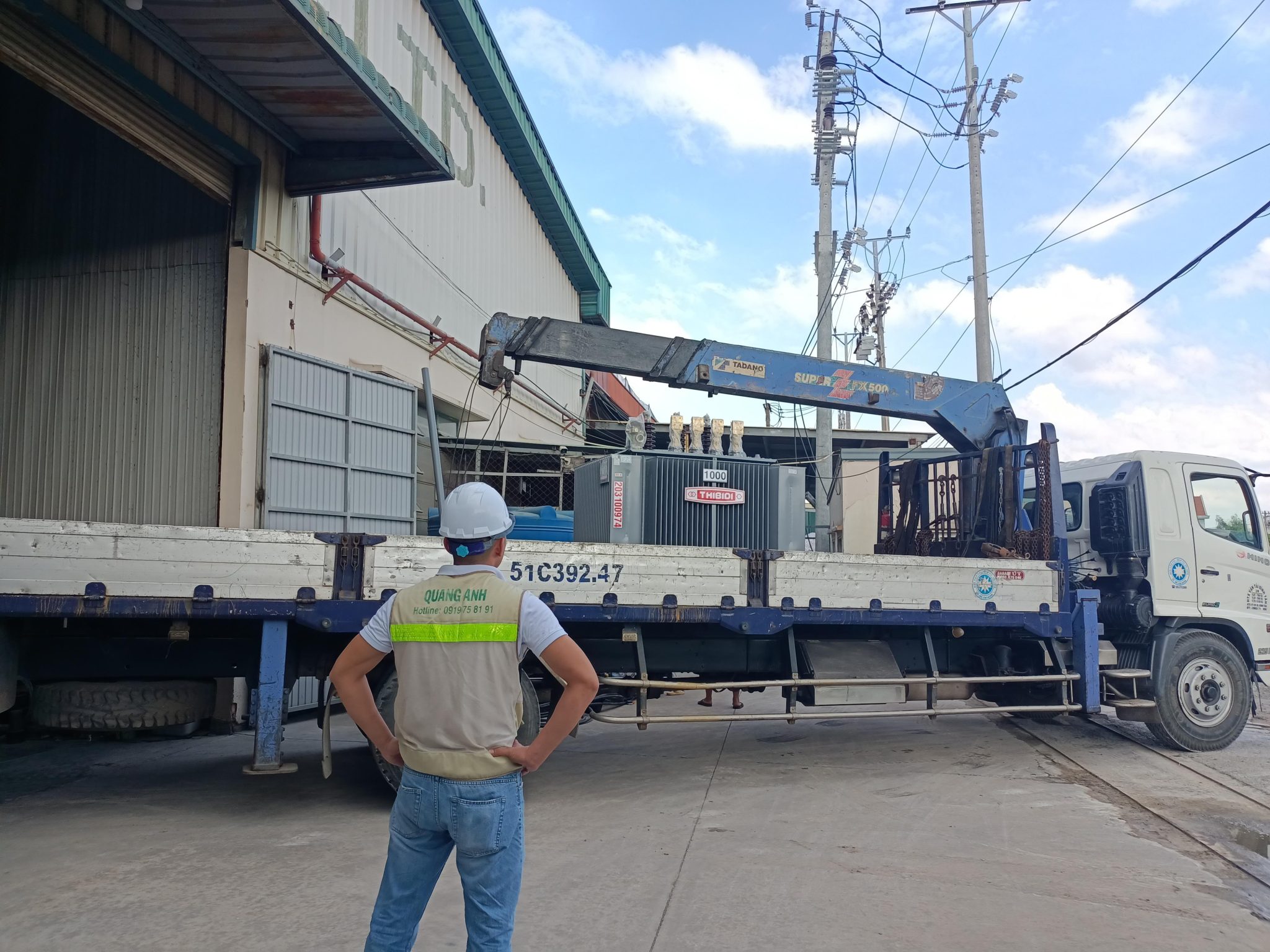 Dịch vụ và quy trình kỹ thuật tại QuangAnhcons. Kỹ sư làm việc trên hệ thống điện nhà máy công nghiệp.