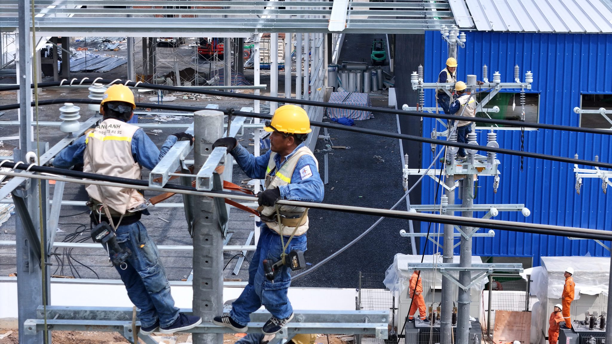Ứng dụng AI trong quản lý điện lực Kỹ sư trong phòng điều khiển giám sát hệ thống AI.
