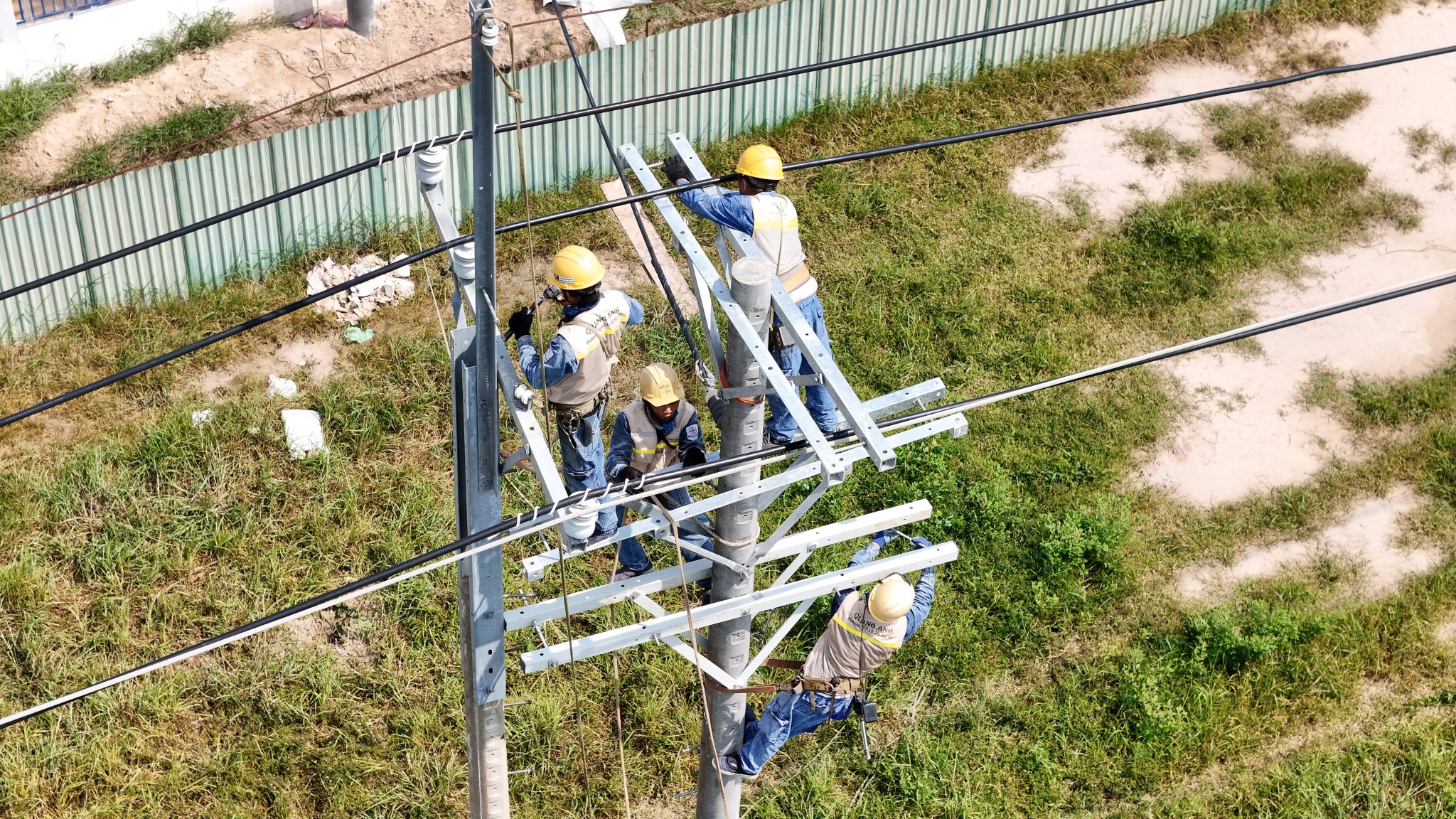 Nhóm kỹ sư QuangAnhcons trong buổi họp bàn kế hoạch.