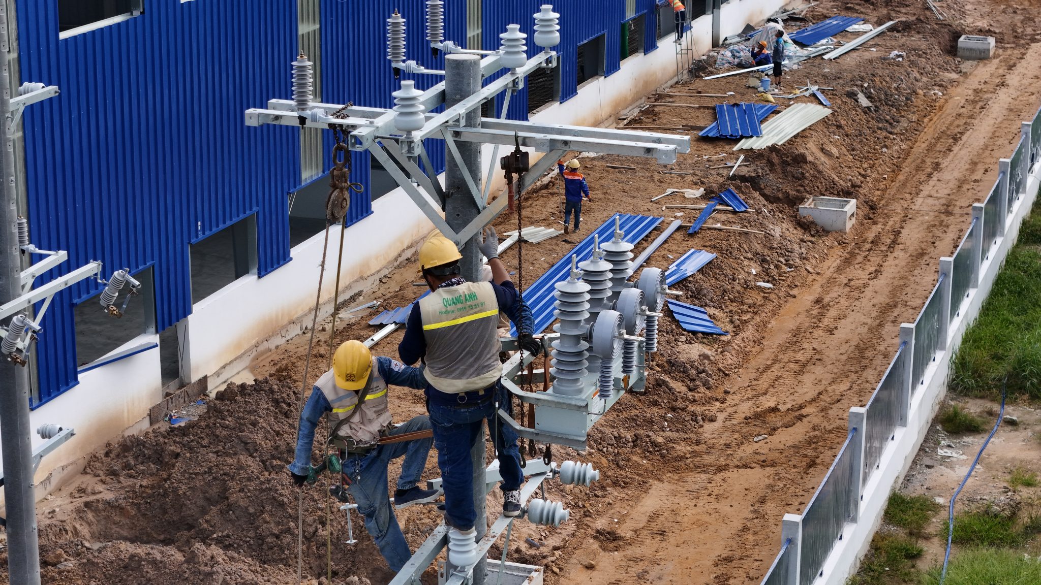 Nhân viên QuangAnhcons thực hiện thi công điện.