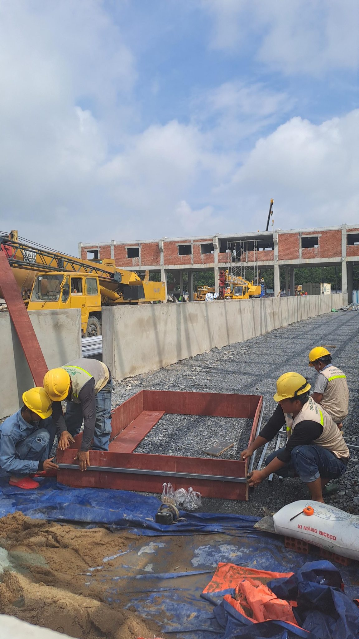 Lắp đặt điện công nghiệp Nhà thầu điện công nghiệp đang làm việc tại hiện trường