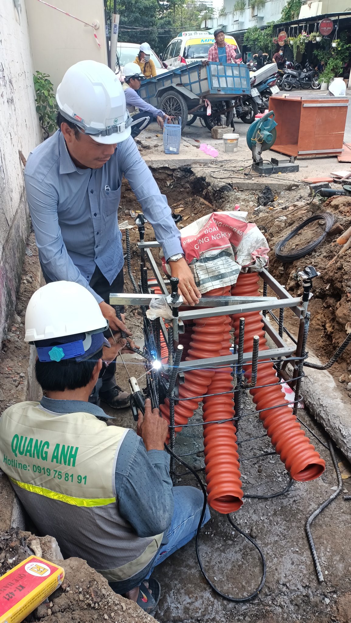 Quy trình lắp đặt trạm sạc Quy trình lắp đặt trạm sạc ô tô điện được nêu chi tiết từng bước.