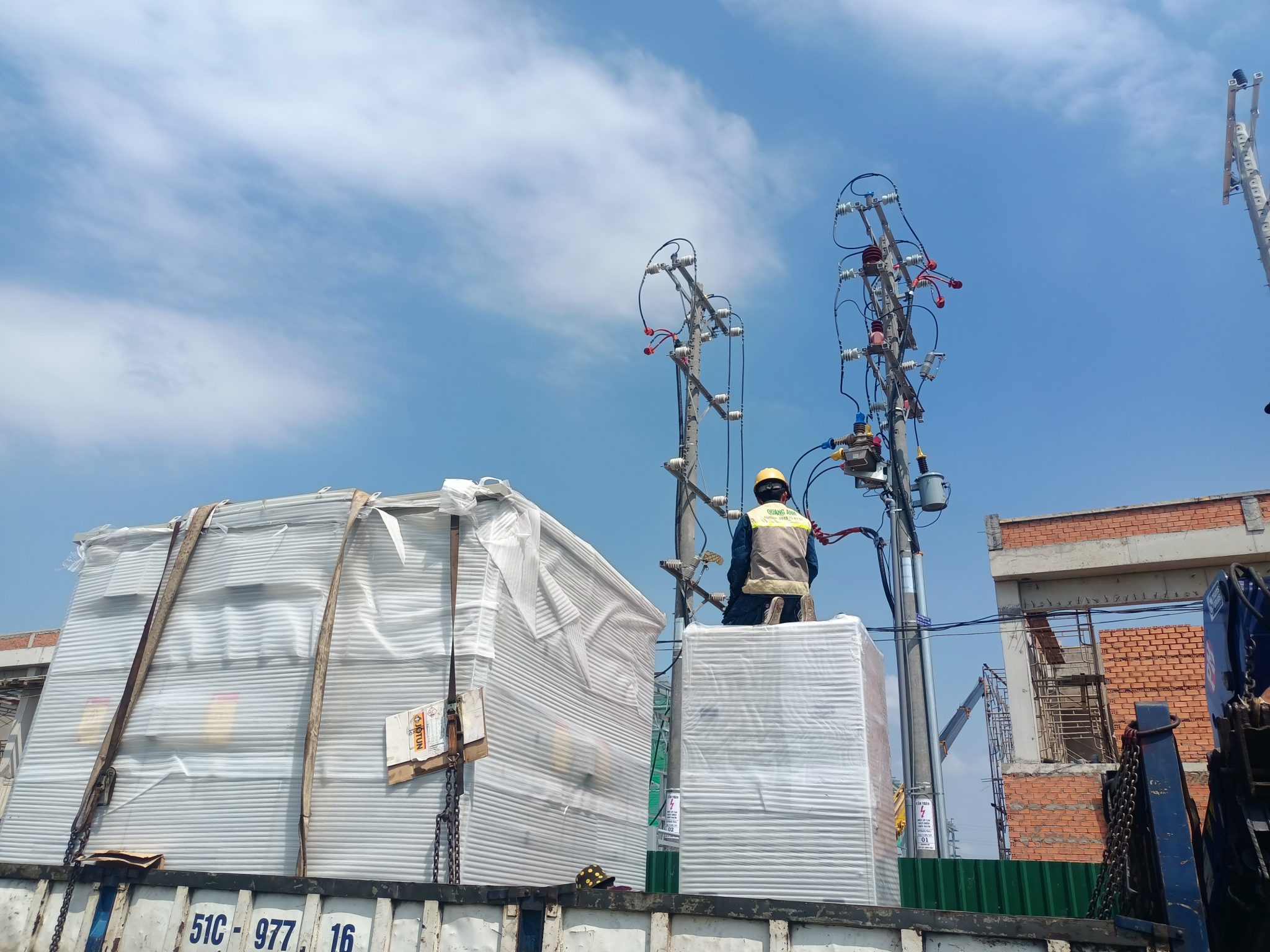 Giao diện web của QuangAnhcons và chi tiết dự án điện.