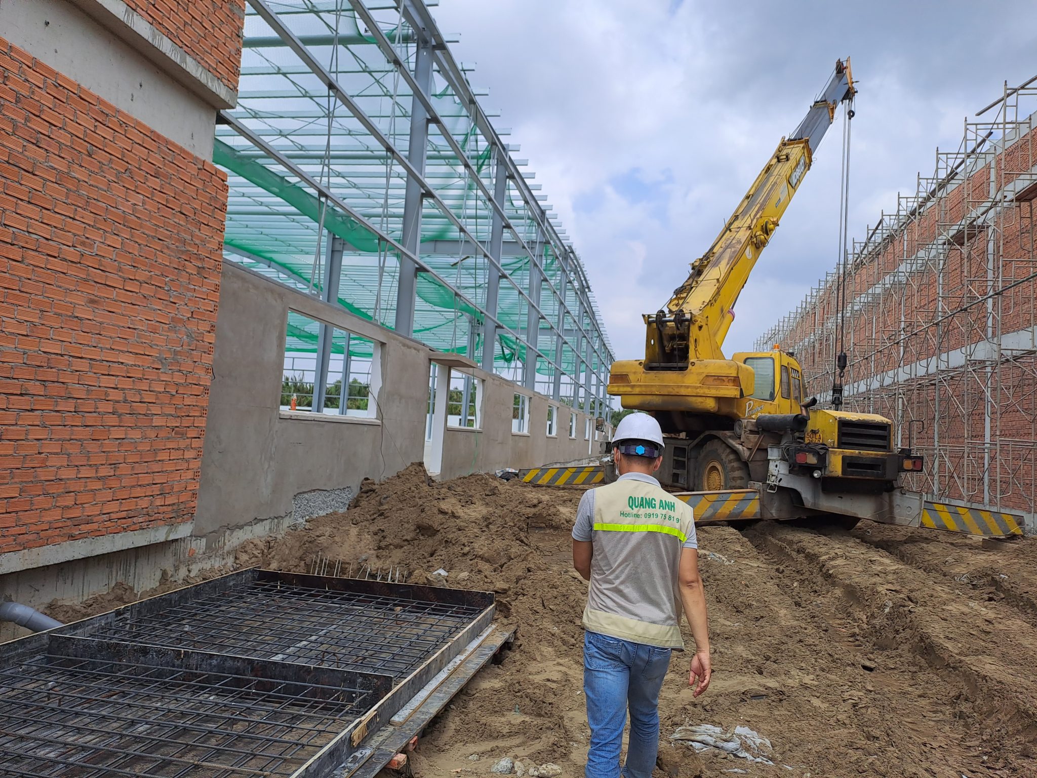 Kỹ sư thảo luận tại khu vực điện công nghiệp.
