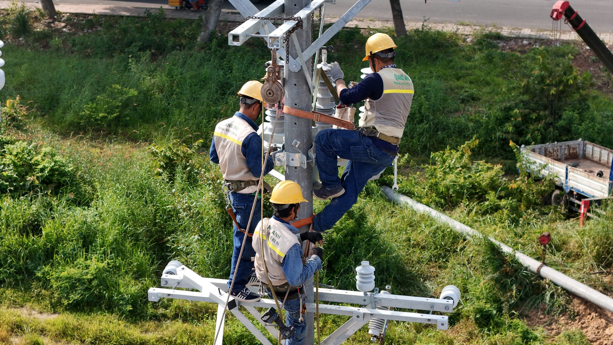 On-Site Safety Inspection by QuangAnhcons Hoạt động giám sát an toàn công trường của QuangAnhcons.