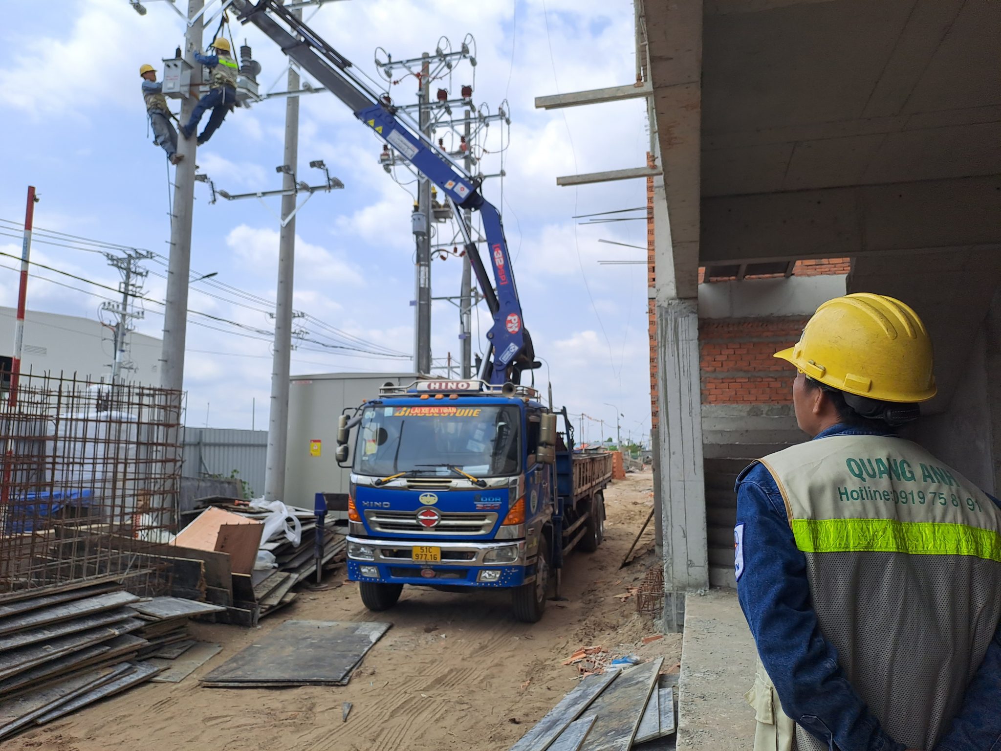 Vai trò nhà thầu trong phát triển trạm sạc Một nhà thầu giám sát phát triển hạ tầng trạm sạc xe điện.