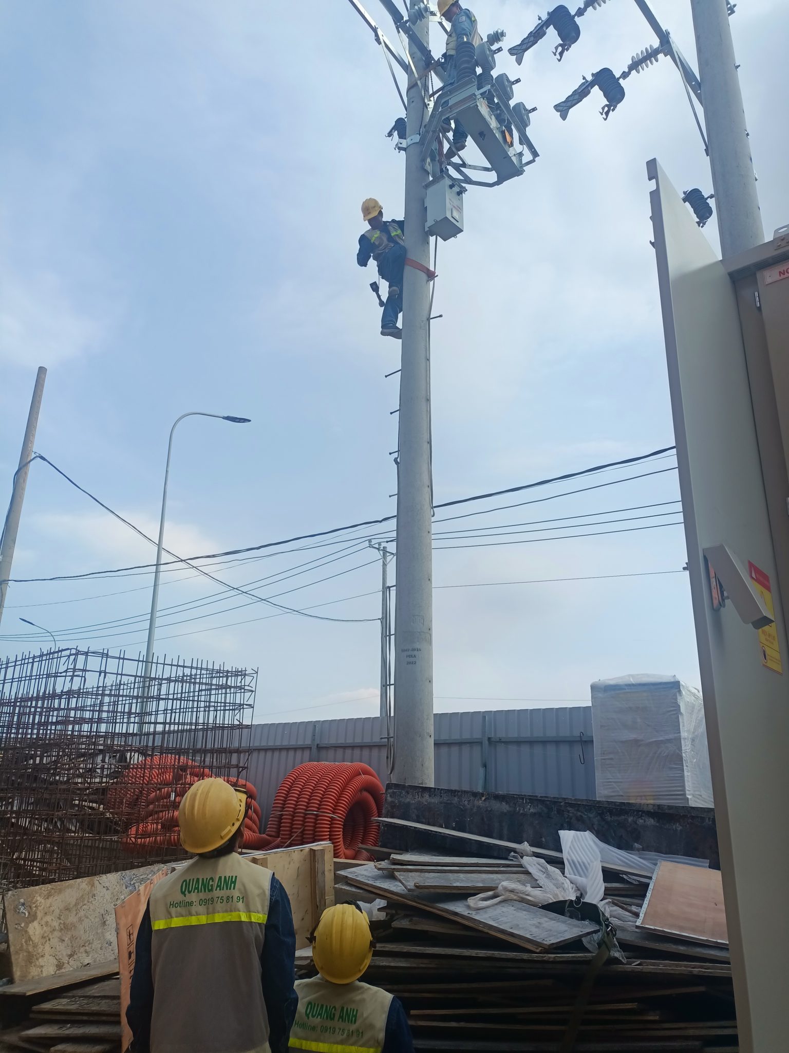 QuangAnhcons Site Team Nhân viên QuangAnhcons làm việc tận tụy tại công trường.