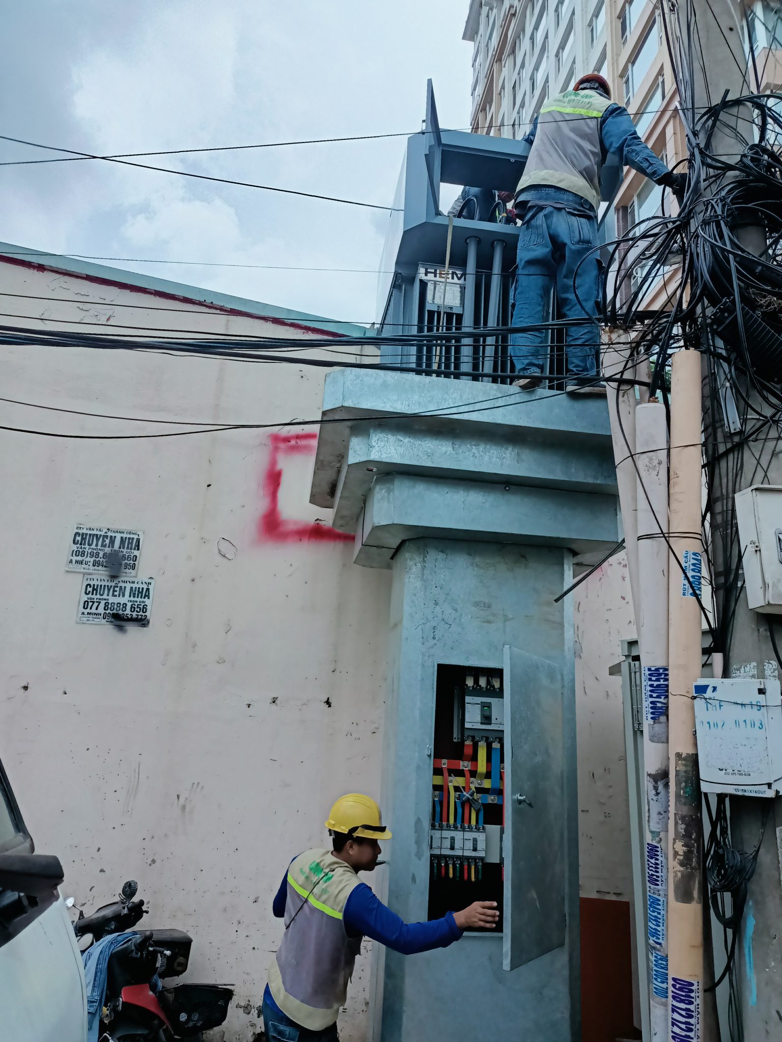 Thi công lắp đặt thiết bị điện