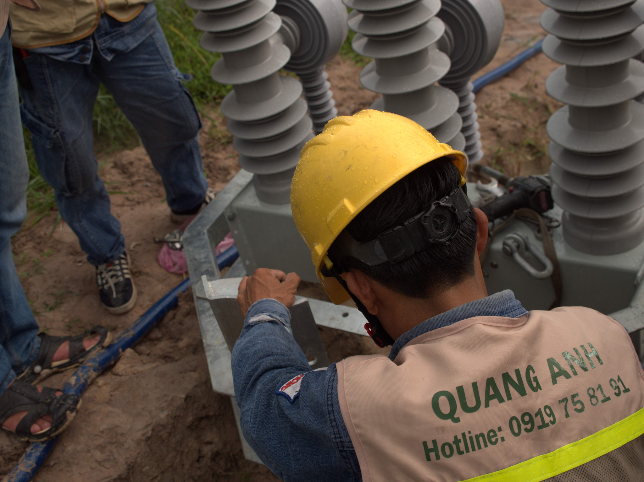 Chuyên viên kỹ thuật thực hiện kiểm tra điện trong công nghiệp.