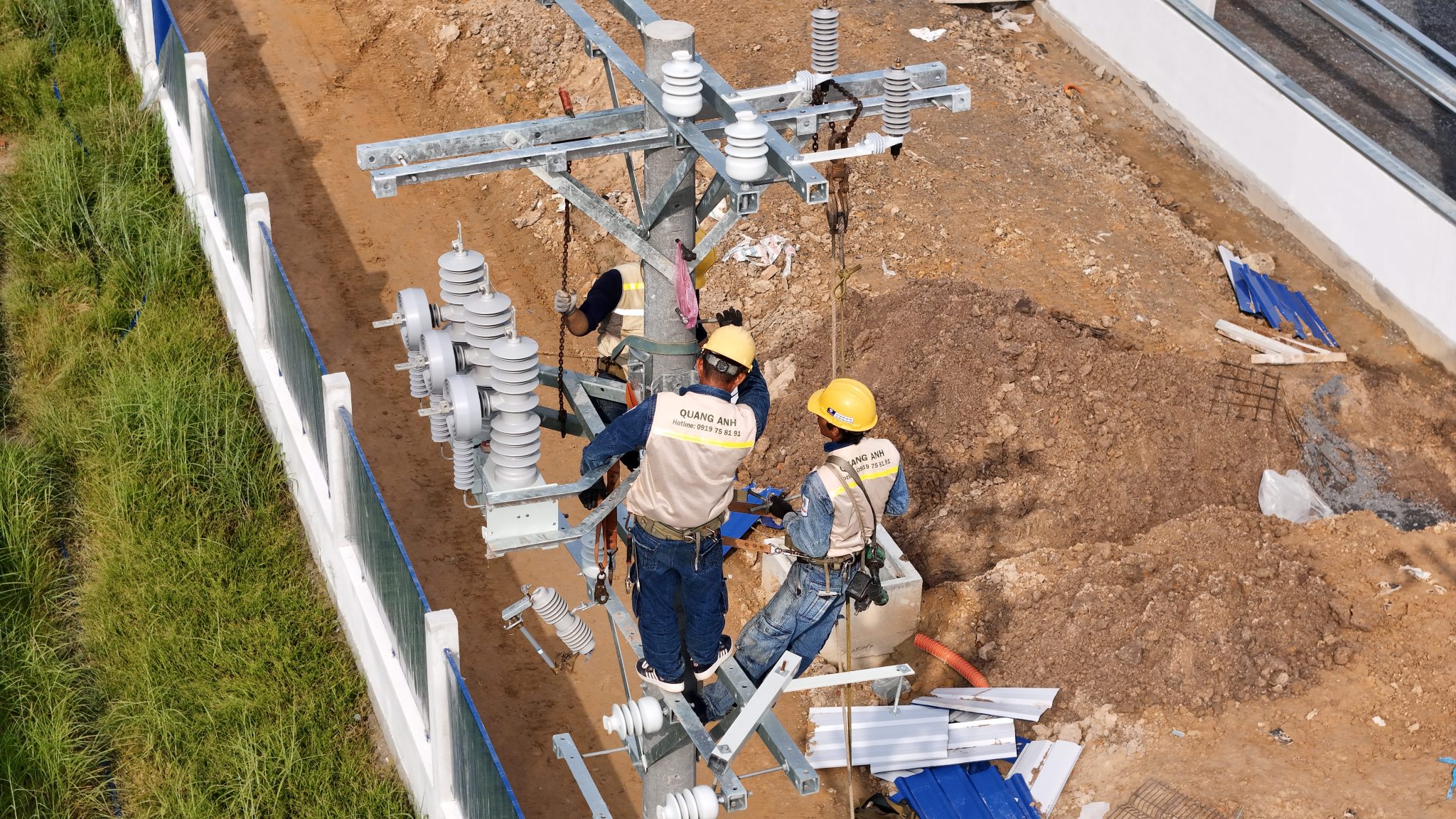 Kỹ sư duy trì máy biến áp tại khu vực Lâm Đồng.