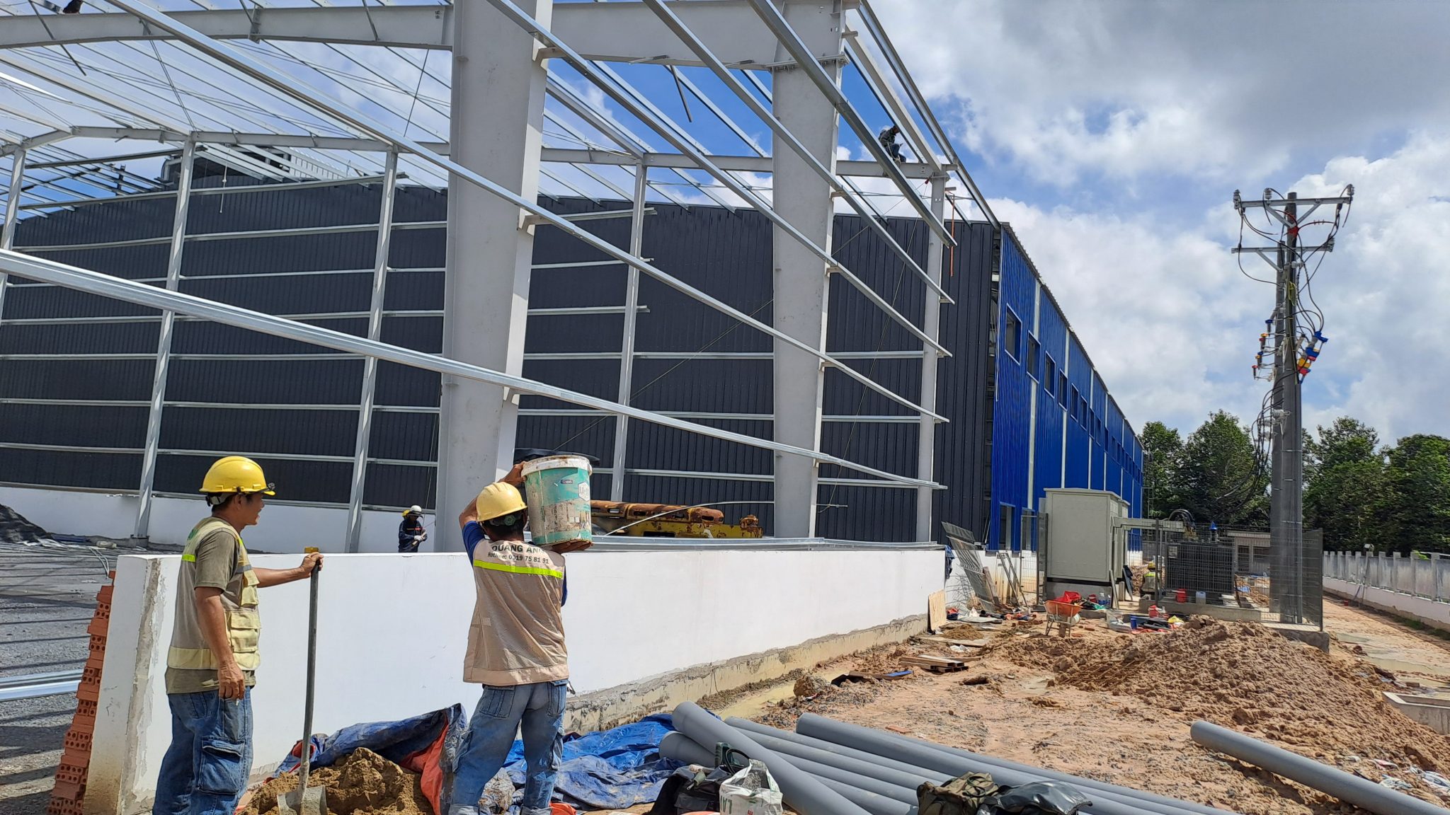 Kỹ thuật viên QuangAnhcons tiến hành lắp đặt trạm sạc xe điện.