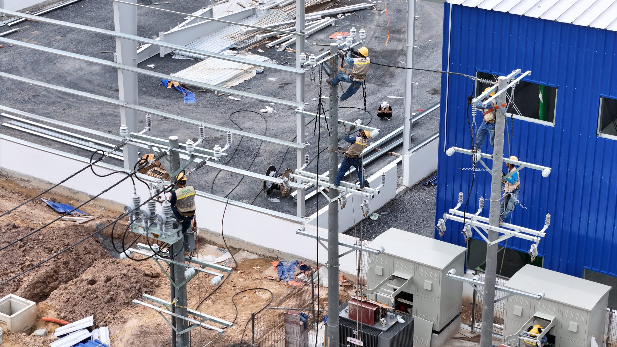 Kỹ thuật viên bảo trì máy biến áp bằng thiết bị đo lường.