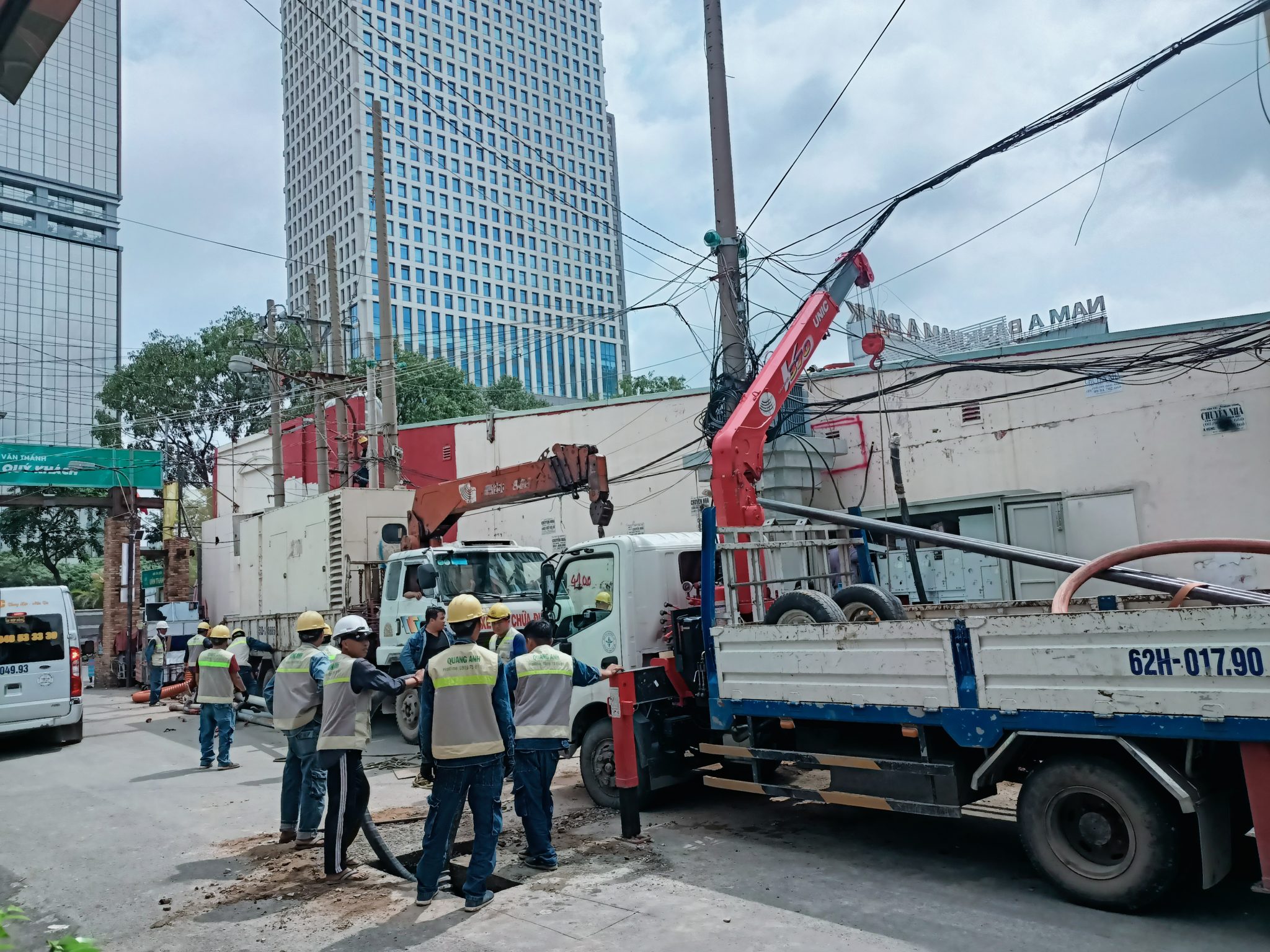 Kỹ sư QuangAnhcons đang thực hiện thi công điện mặt trời