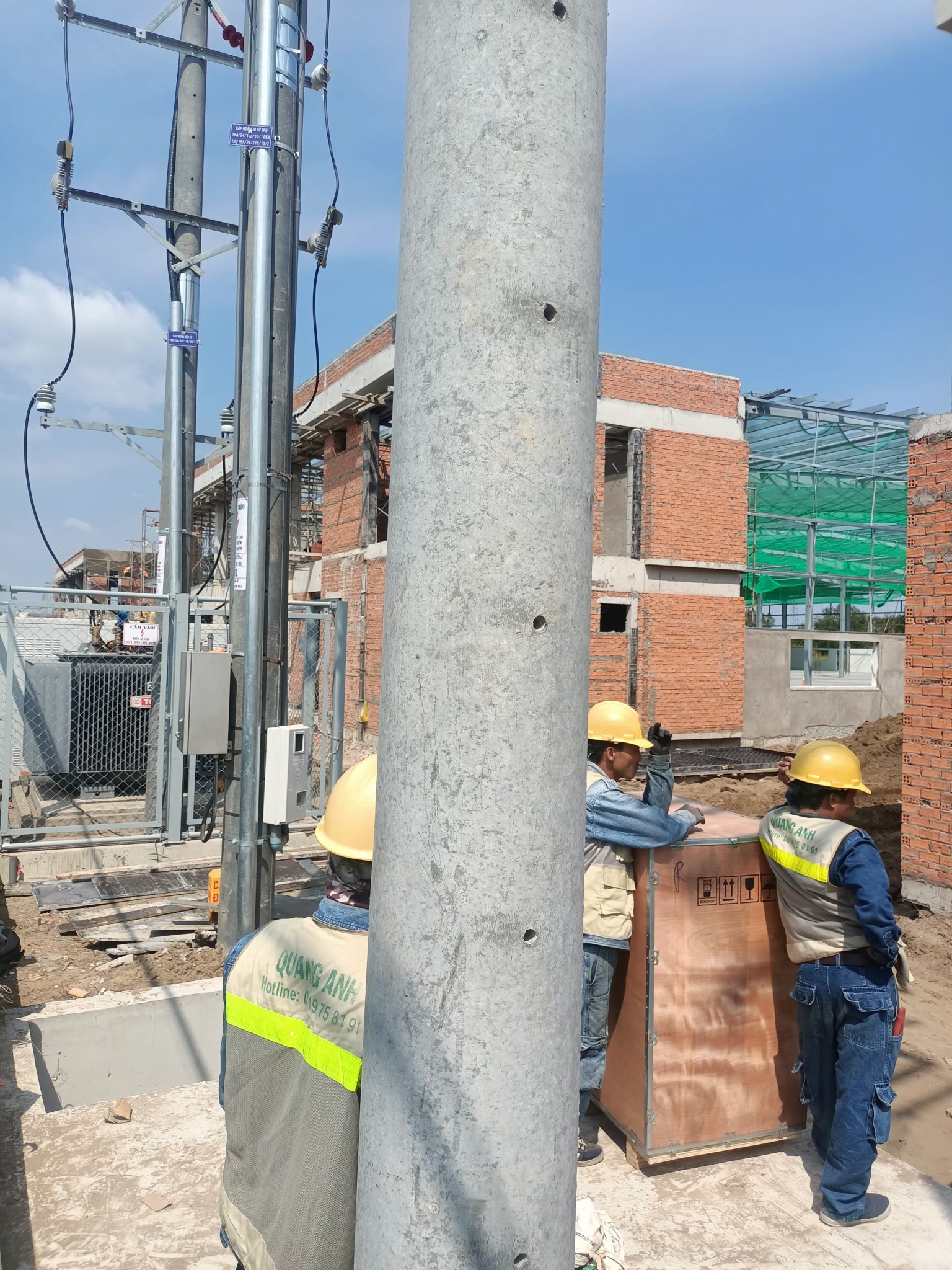 Thi công điện mặt trời tại QuangAnhcons bao gồm hệ thống mái và mặt đất.