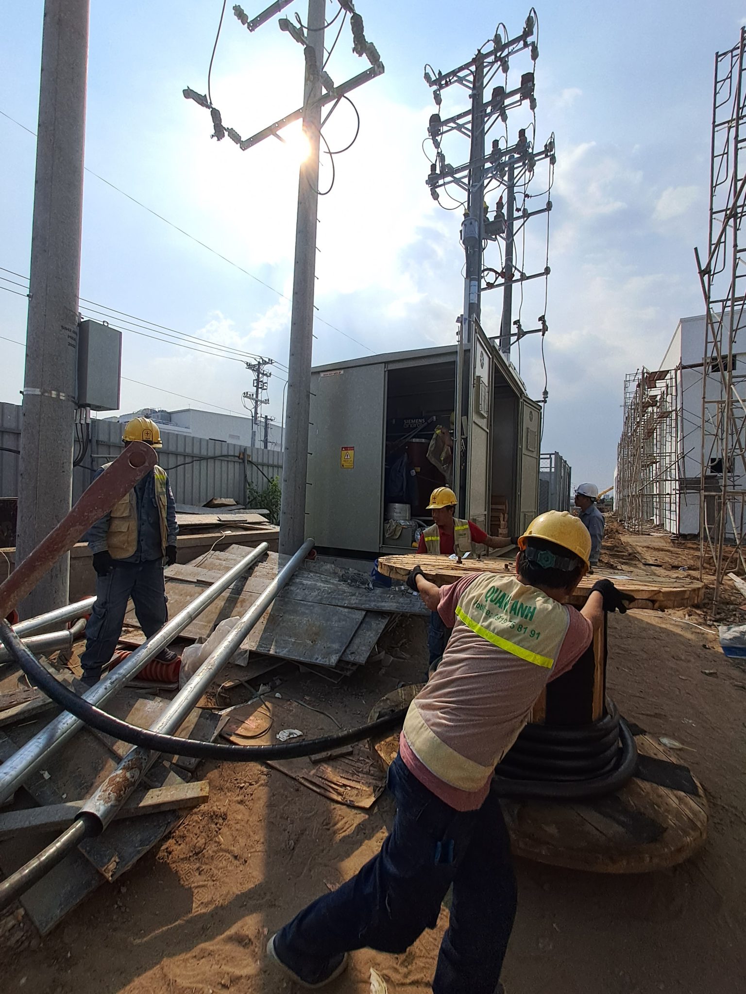 Thi công điện công nghiệp tại QuangAnhcons Các kỹ sư của QuangAnhcons đang làm việc trên hệ thống điện phức tạp.