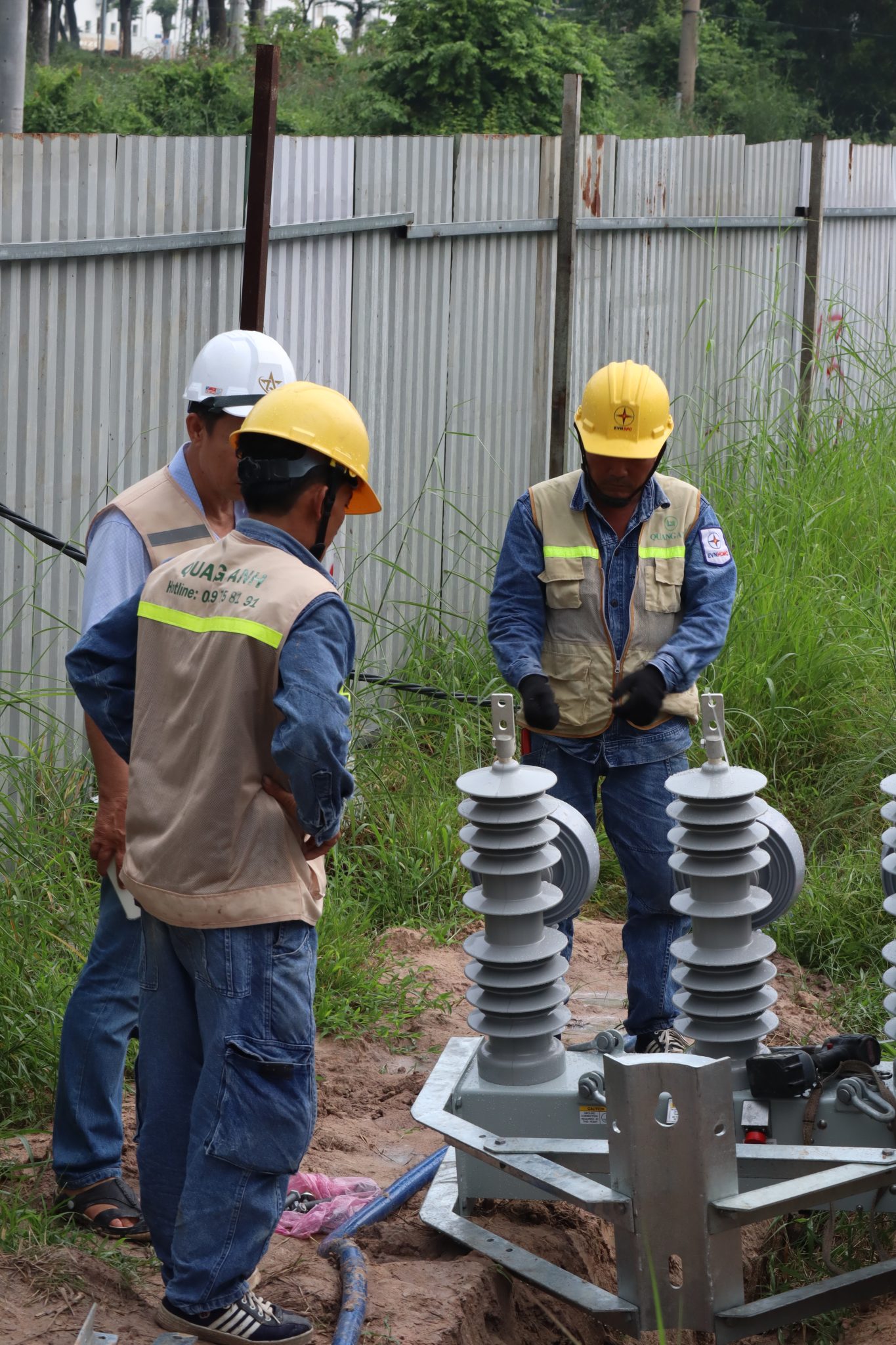 Giải pháp năng lượng bền vững và sạc xe điện nhanh từ QuangAnhcons. Trạm sạc và giải pháp năng lượng bền vững của QuangAnhcons.
