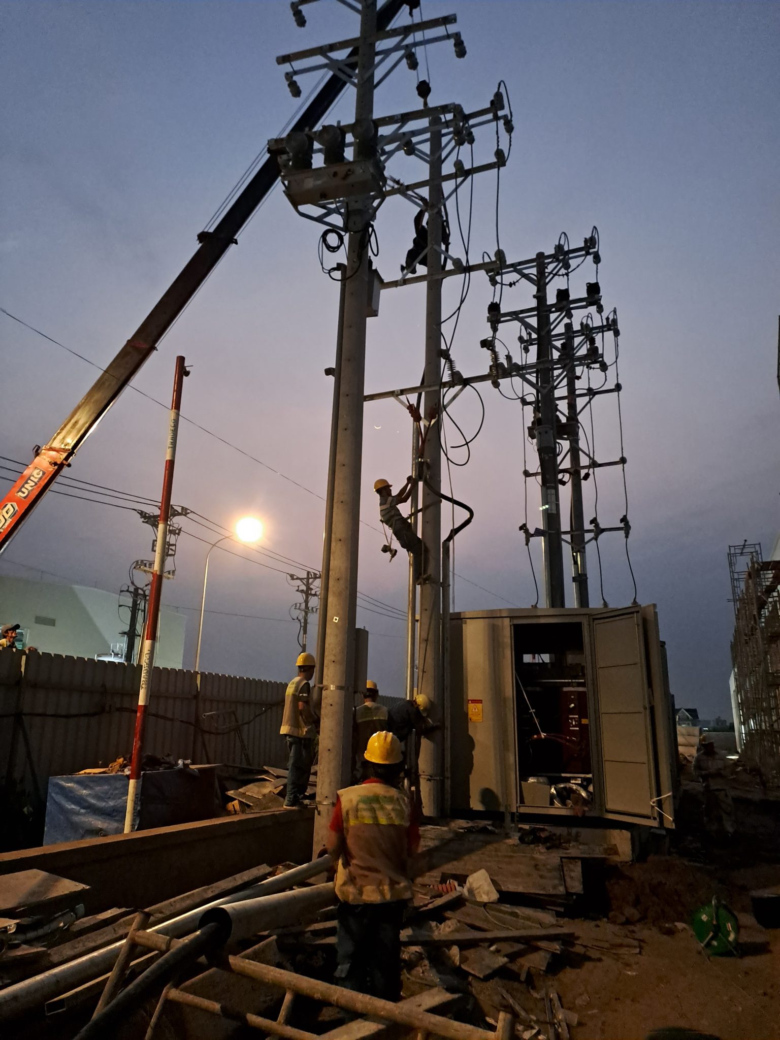 Kỹ sư của Quanganhcons với thiết bị hiện đại Kỹ sư của Quanganhcons đang vận dụng các công nghệ tiên tiến