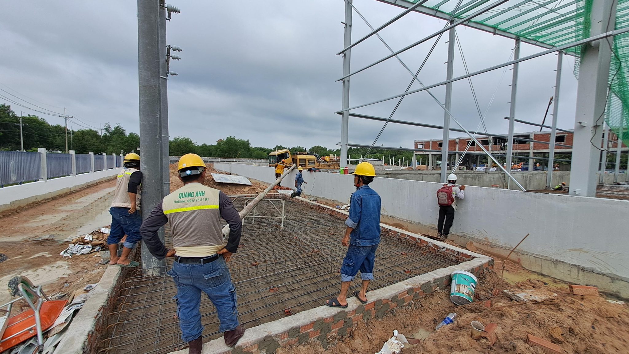 Lắp đặt hệ thống năng lượng mặt trời bởi QuangAnhcons Kỹ thuật viên lắp đặt tấm pin năng lượng mặt trời trên mái nhà.