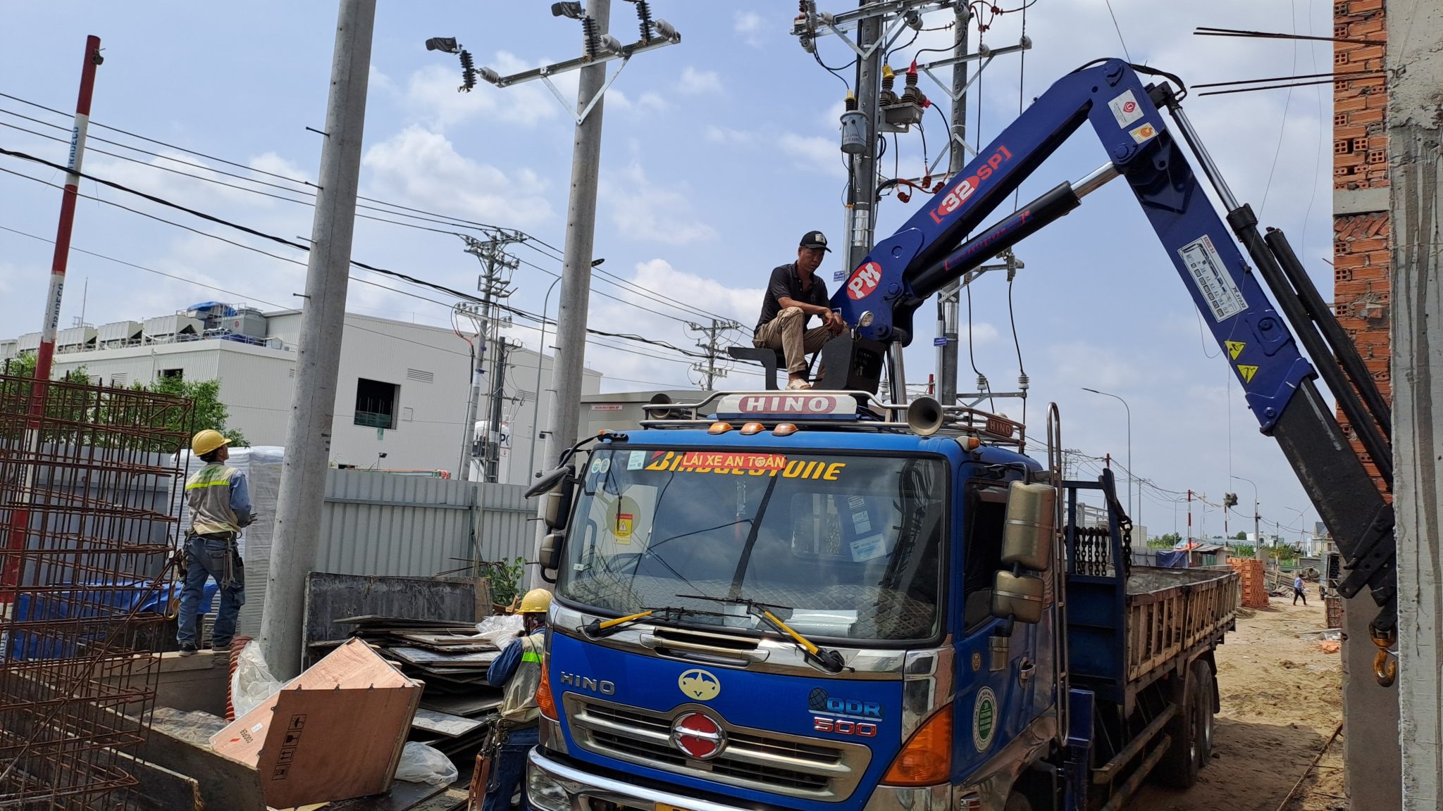 Chất lượng và cam kết của Quang Anh Các kỹ sư Quang Anh thảo luận về thiết kế hệ thống.