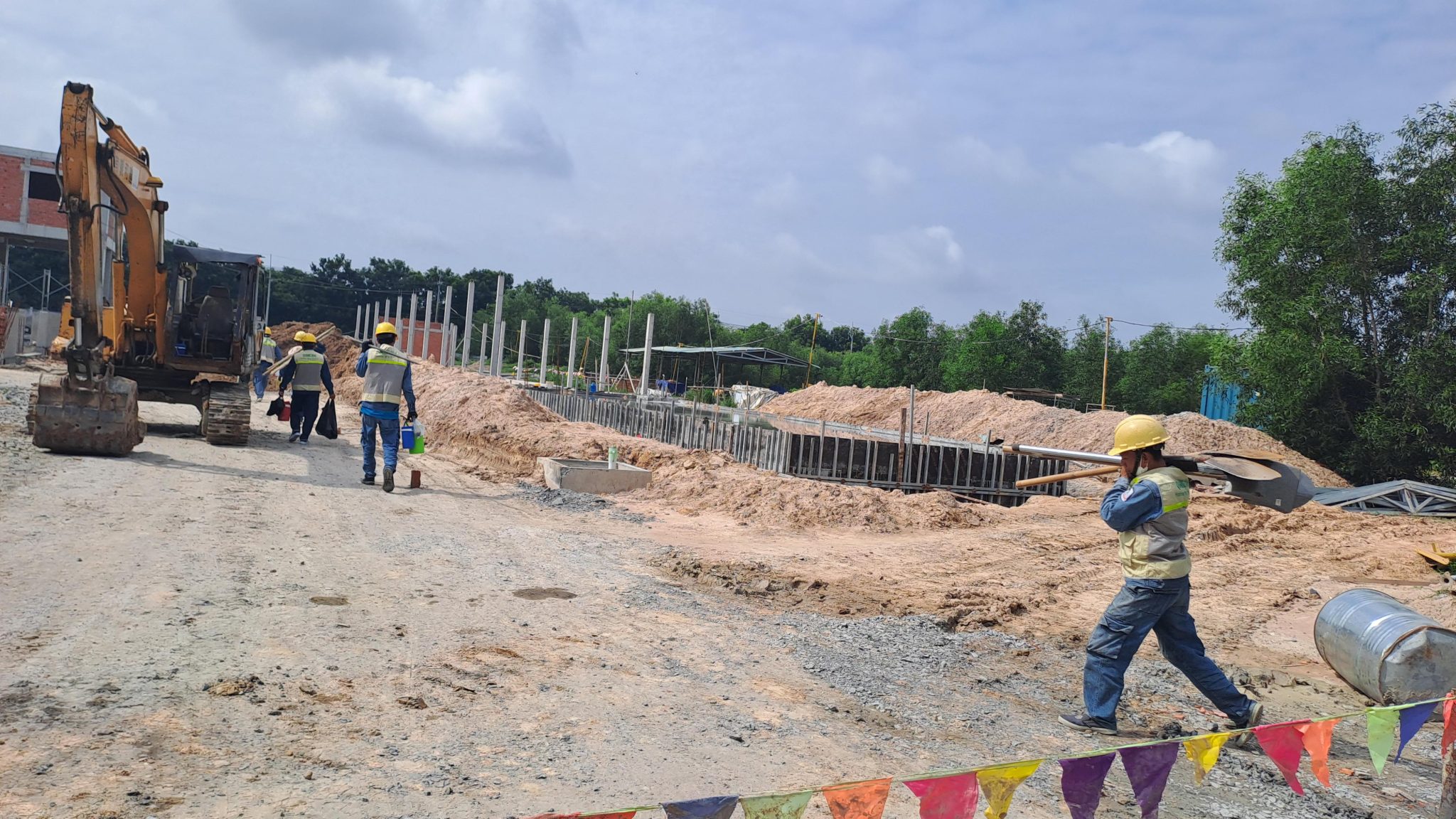 Hoạt động của Quang Anh Kỹ sư Quang Anh triển khai hệ thống điện mặt trời.