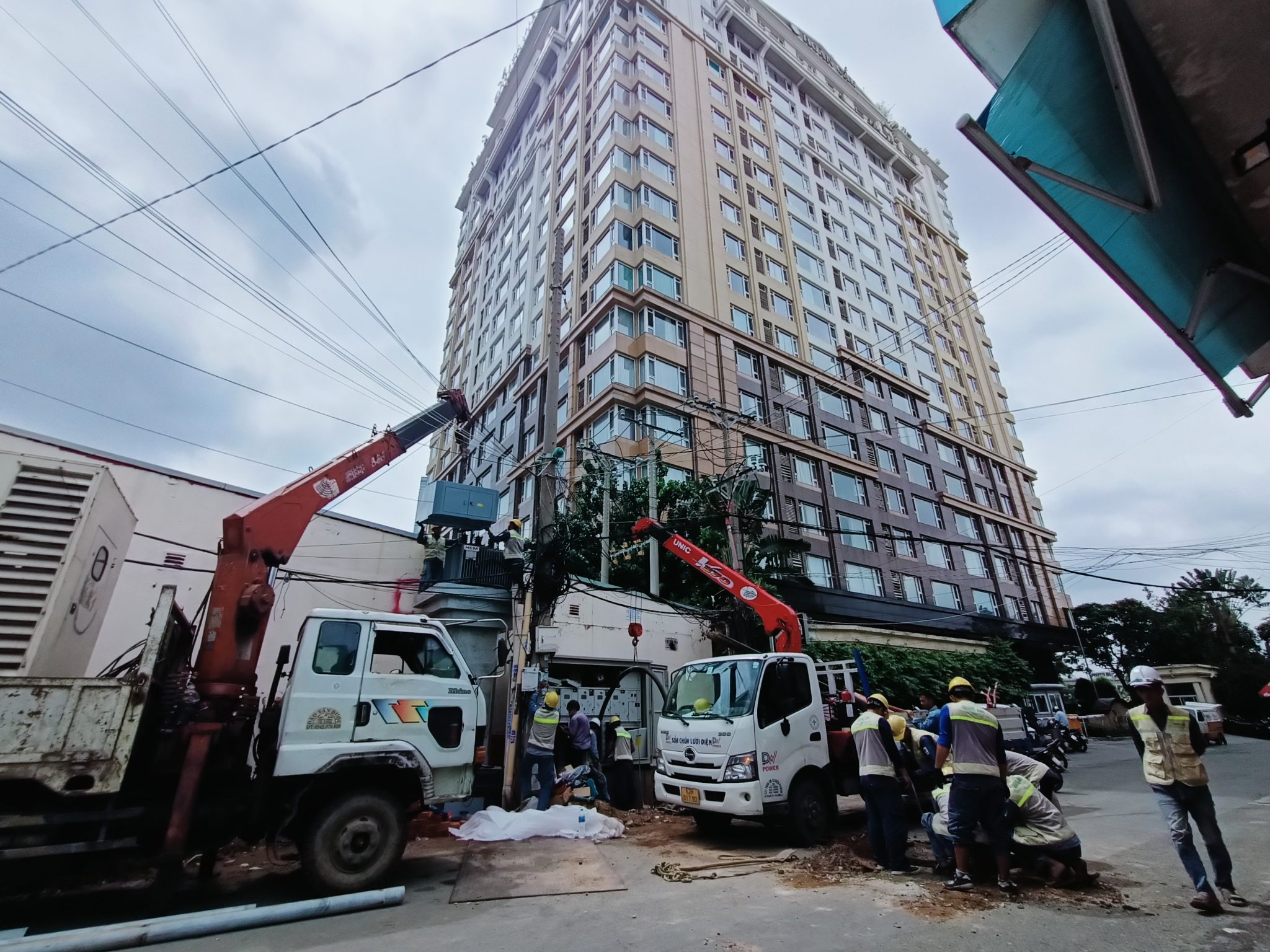 Nhóm Kỹ Sư Lành Nghề Dàn ý kỹ sư đang trao đổi về dự án sử dụng năng lượng mặt trời.
